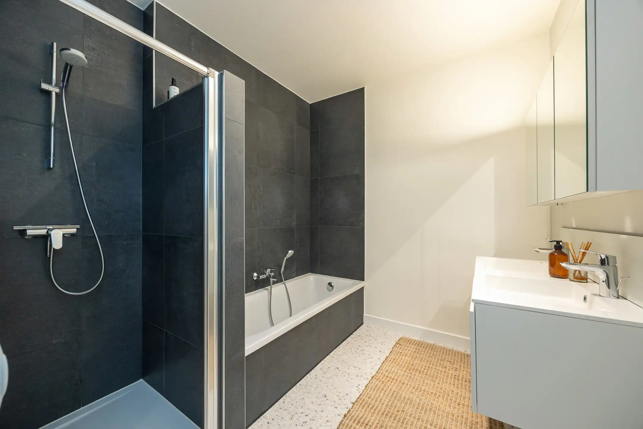 Modern en lichtrijk appartement met twee terrassen foto 14