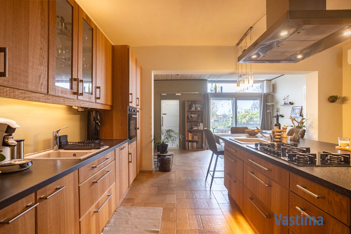 Instapklare woning met 3 slaapkamers, dubbele garage en grote tuin foto 5