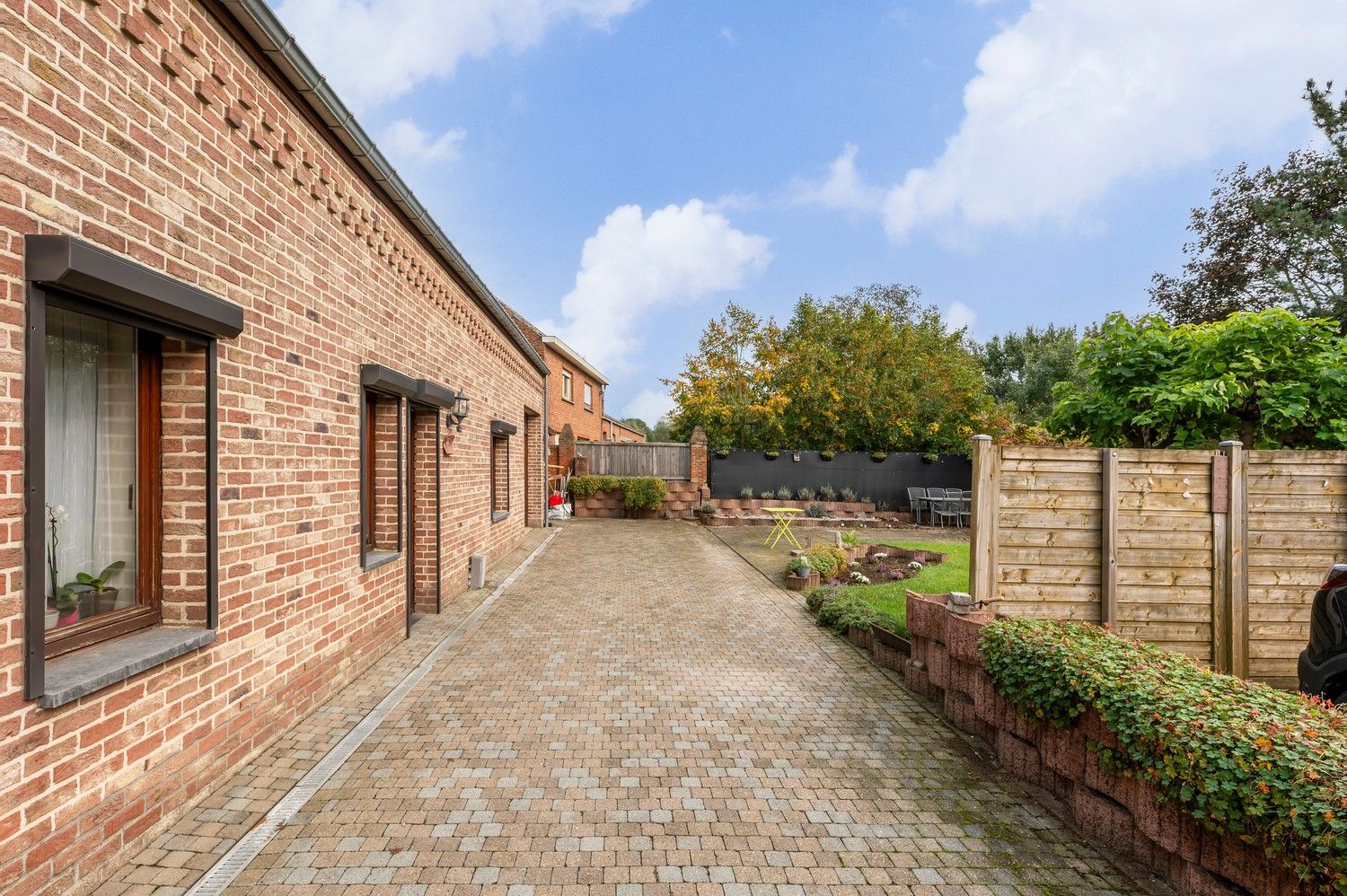 Licht op te frissen gezinswoning met vier slaapkamers, tuin en garage. foto 30