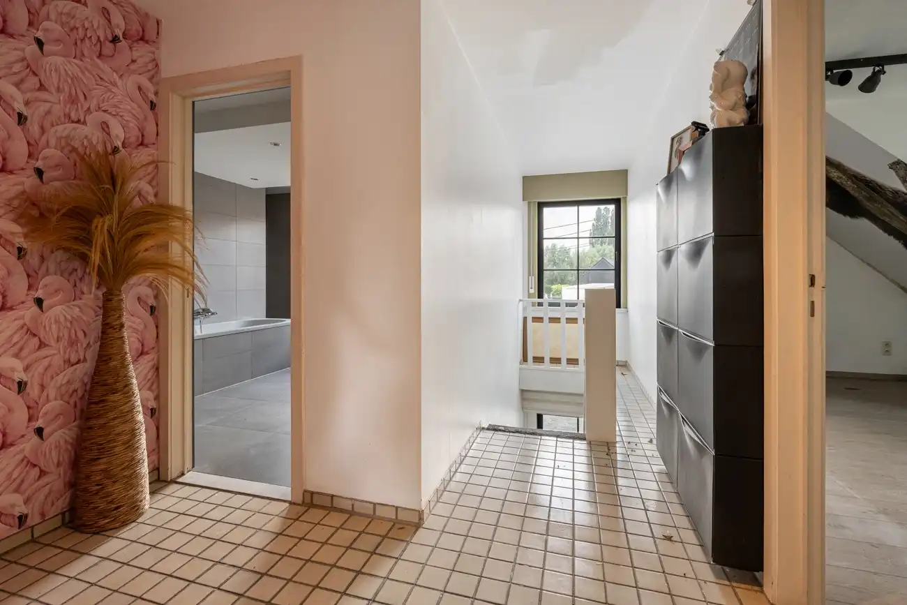 Ruime op te frissen gezinswoning met 4 slaapkamers, dubbele garage en zonnige tuin op 1.595 m² foto 7