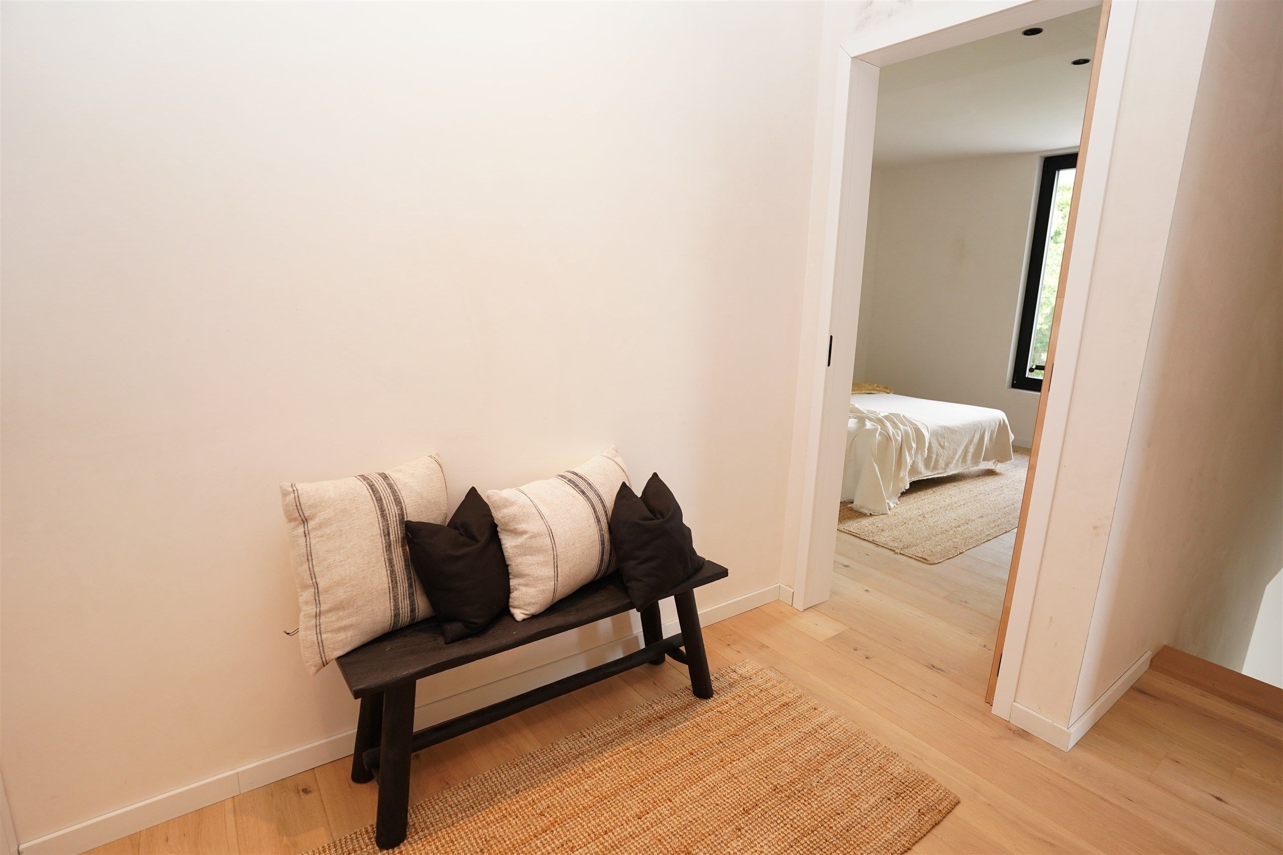 Moderne instapklare halfopen nieuwbouwwoning met plafondhoge foto 19