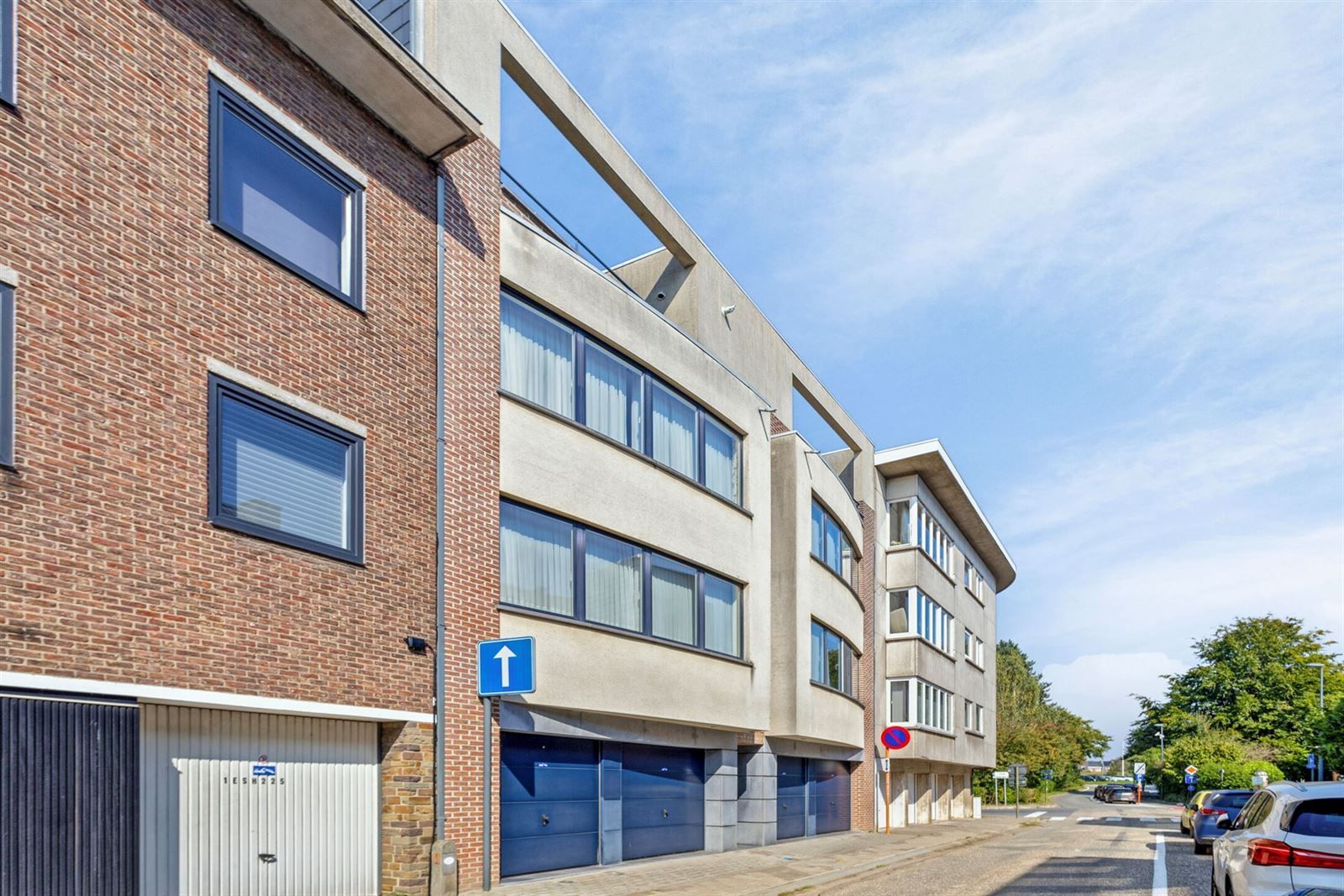 Ruim gelijkvloers appartement (118m²) met 2 slaapkamers, terras en garage foto 3