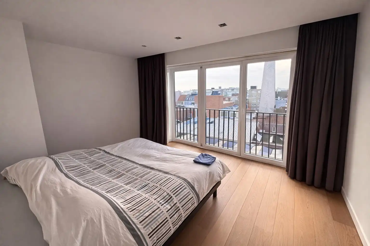 Ruim appartement met 3 slaapkamers, 2 badkamers en garage. foto 7