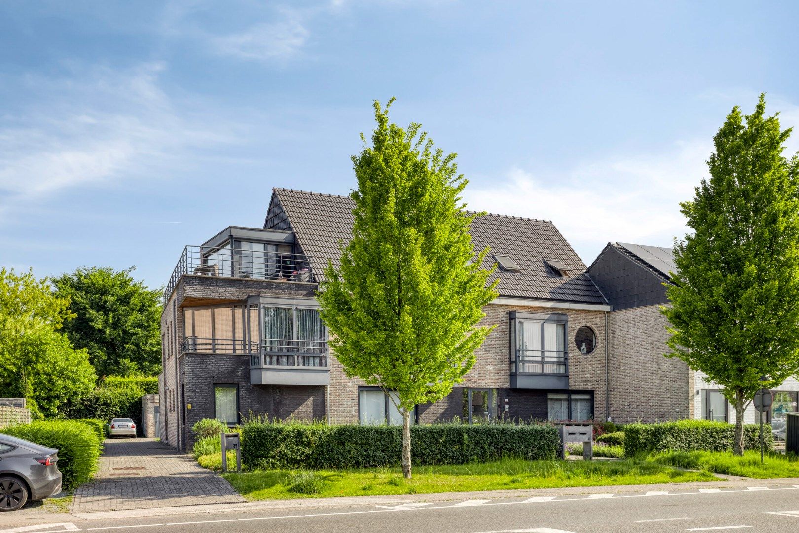 Verzorgd gelijkvloers appartement met tuin vlakbij het centrum foto {{pictureIndex}}