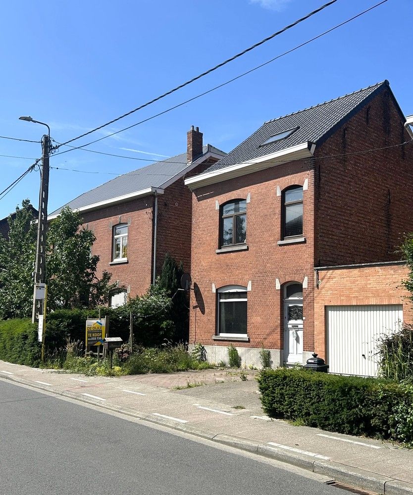Hoofdfoto van de publicatie: Ruime te renoveren woning met grote tuin en garage op gunstige locatie