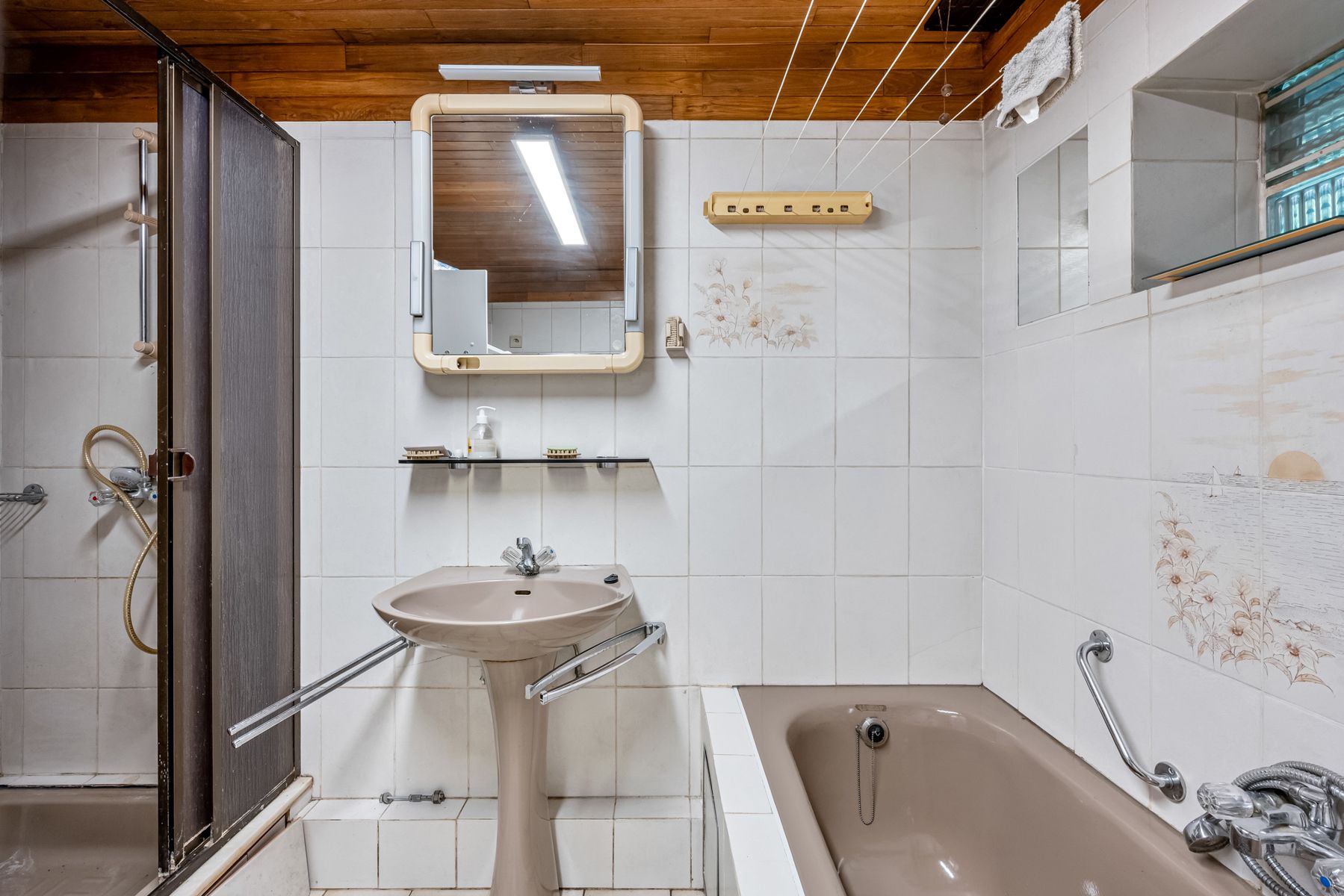 Charmante woning met karakter – ideaal renovatieproject! foto 10