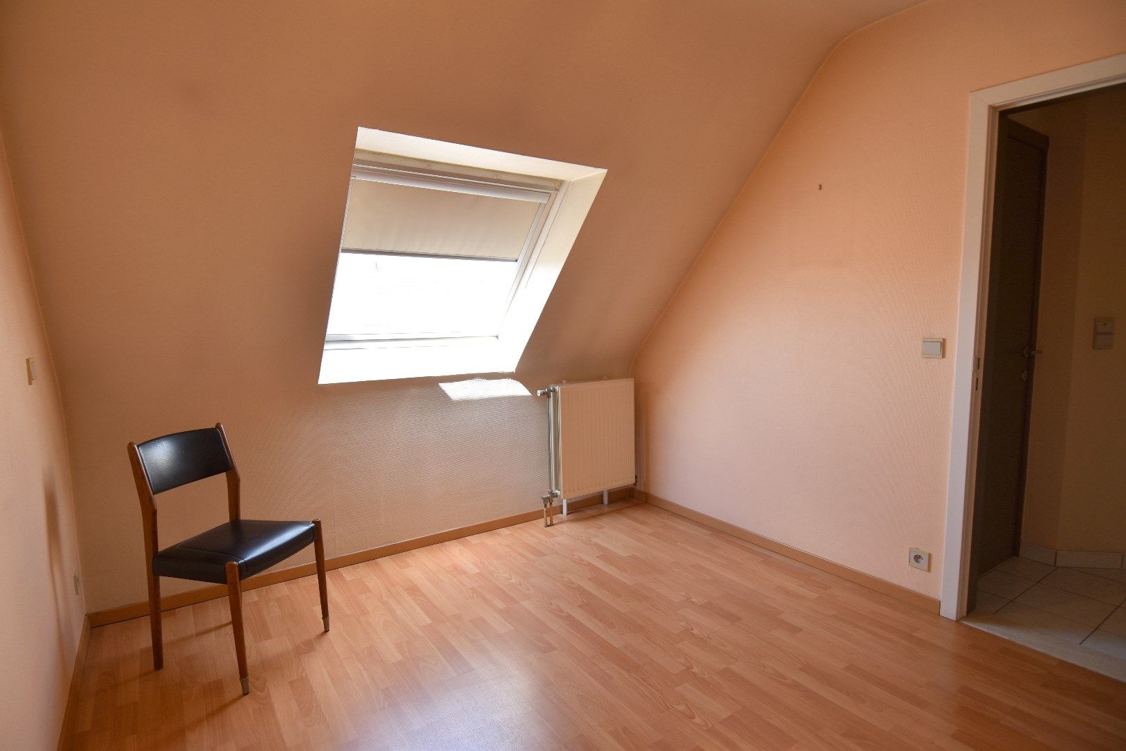 Lichtrijk 2-slaapkamerappartement met kelderberging te koop in het hart van Gullegem foto 9