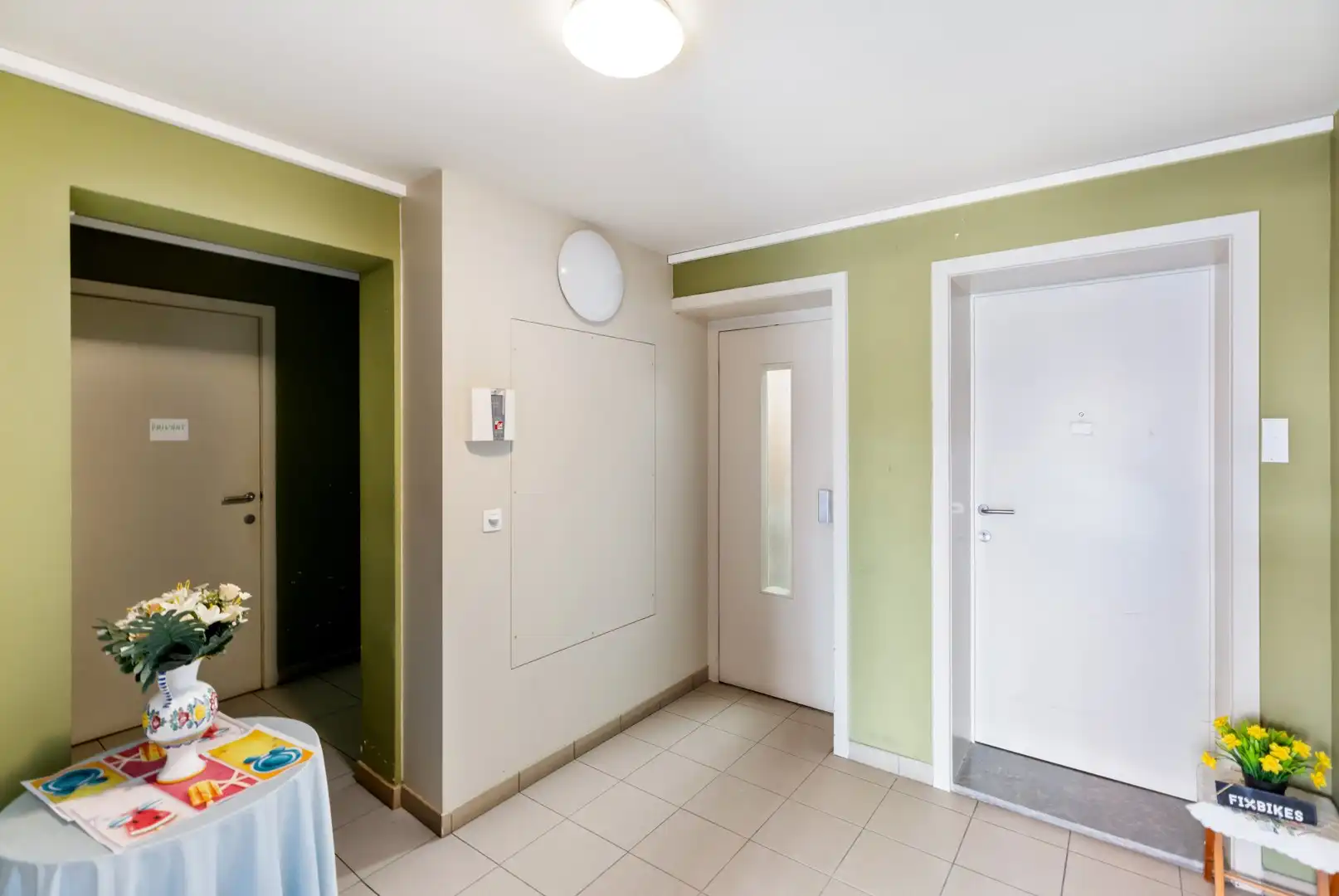 Uitstekend onderhouden opbrengsteigendom met 7 instapklare appartementen en 2 garages in het centrum van Izegem foto 2