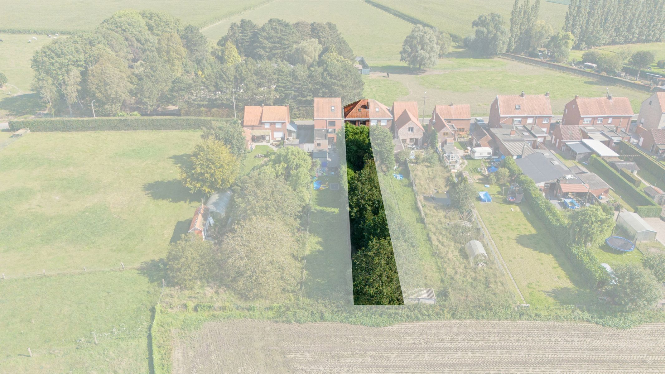 Hoofdfoto van de publicatie: Te renoveren woning op 544 m2 in een rustige straat.