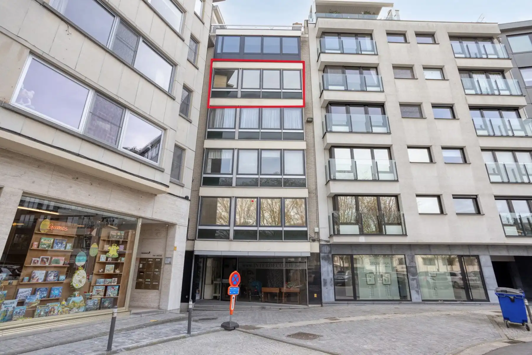 Vernieuwd 3-slaapkamerappartement met garage in hartje Aalst foto {{pictureIndex}}