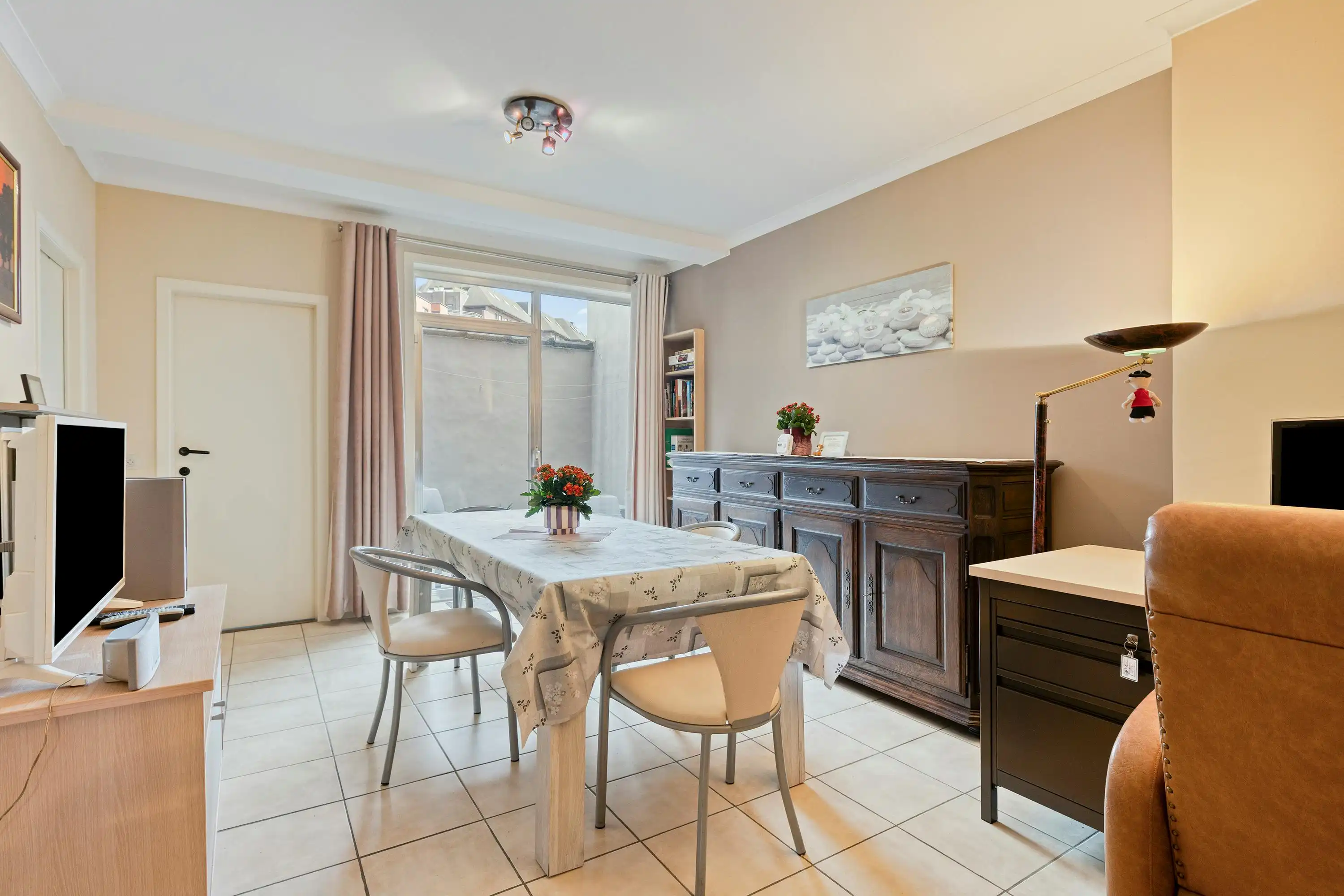 Lichtrijk en ruim appartement met terras te koop in Roeselare foto 3
