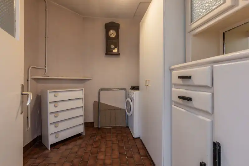 Te renoveren, centraal gelegen woning met 2 slaapkamers (4 mogelijk), tuin en oprit. foto 15