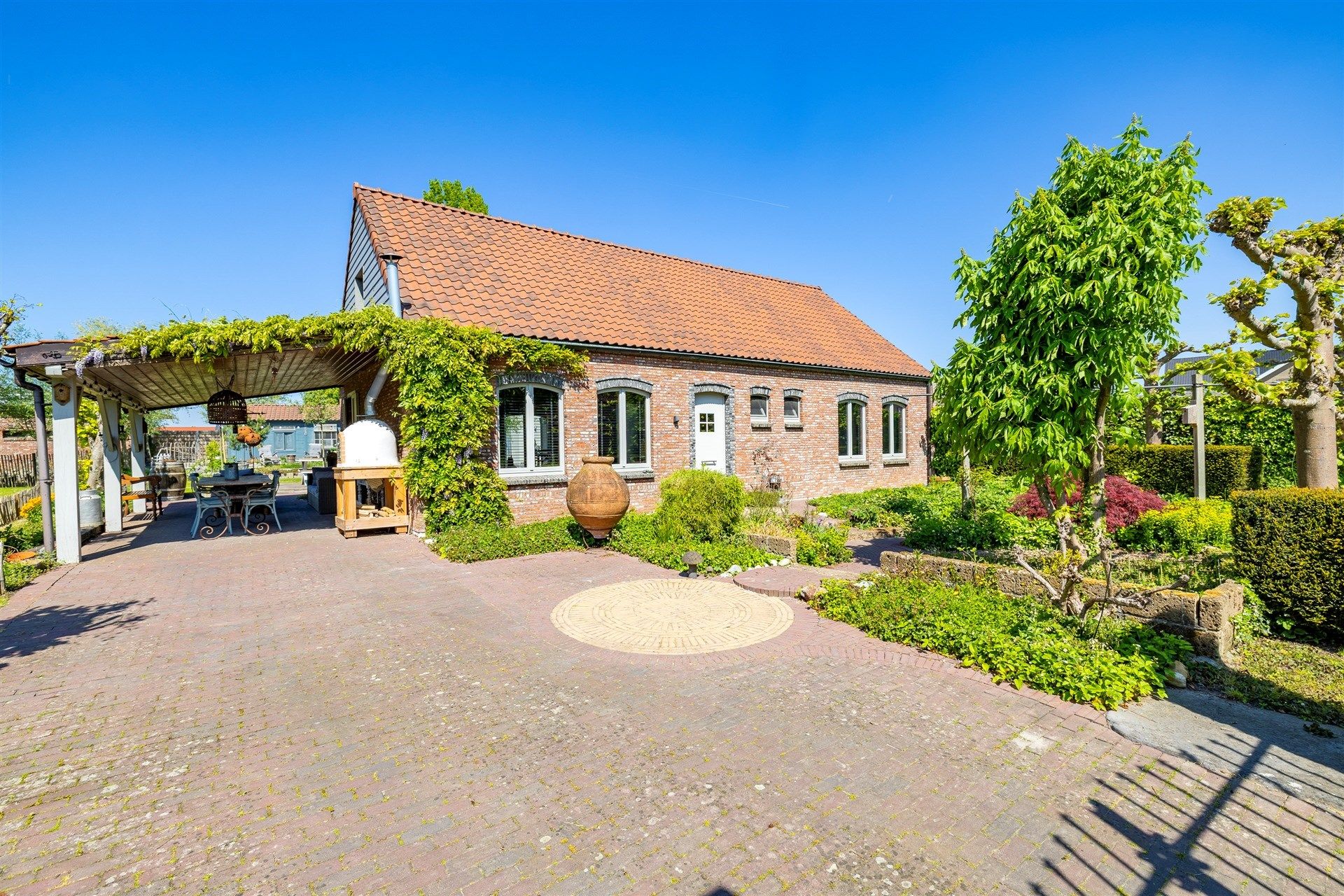 Hoofdfoto van de publicatie: Karaktervolle open bebouwing met loods op groot perceel