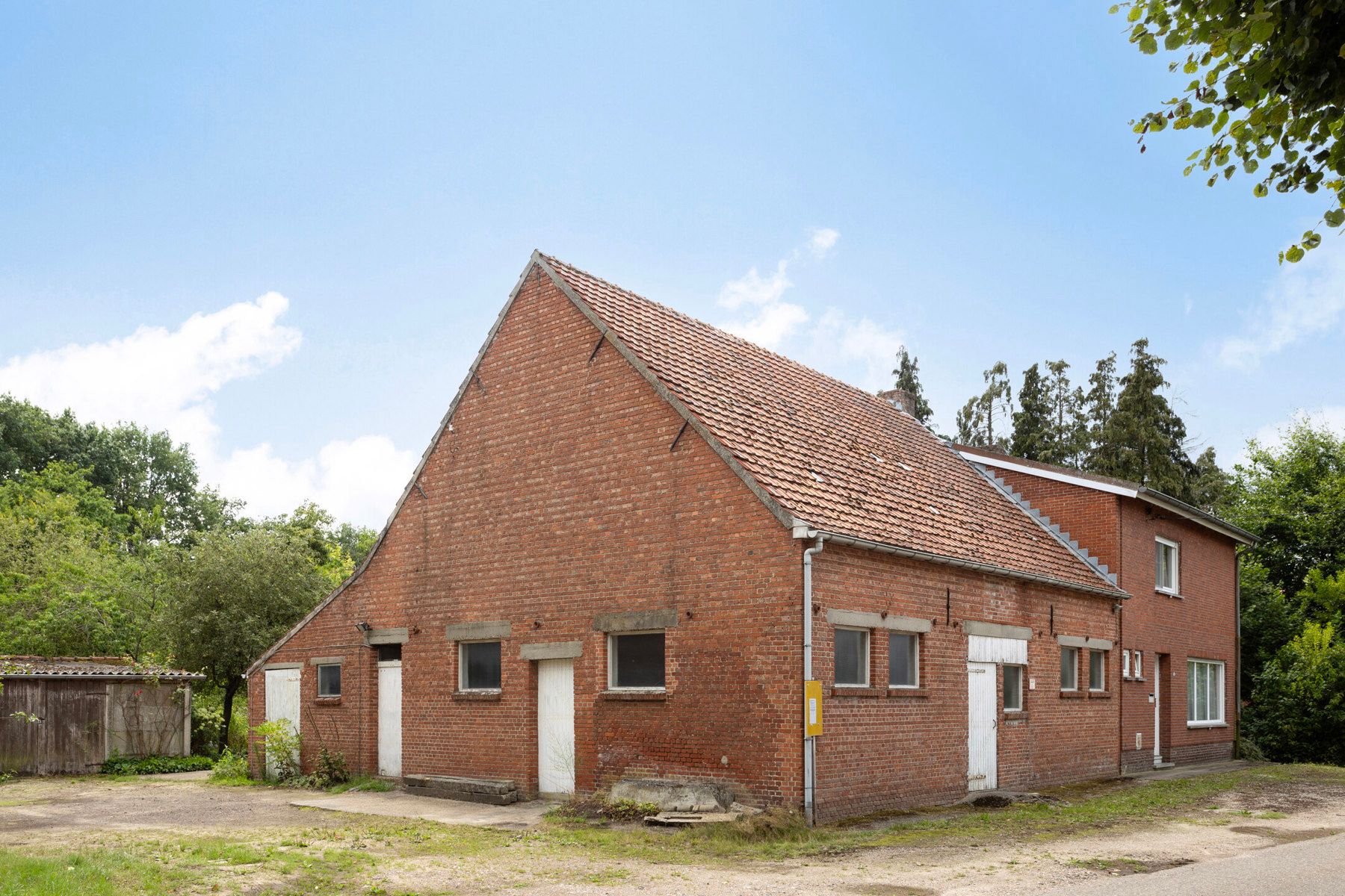 Te renoveren hoeve met authentieke schuur en stallen foto 5