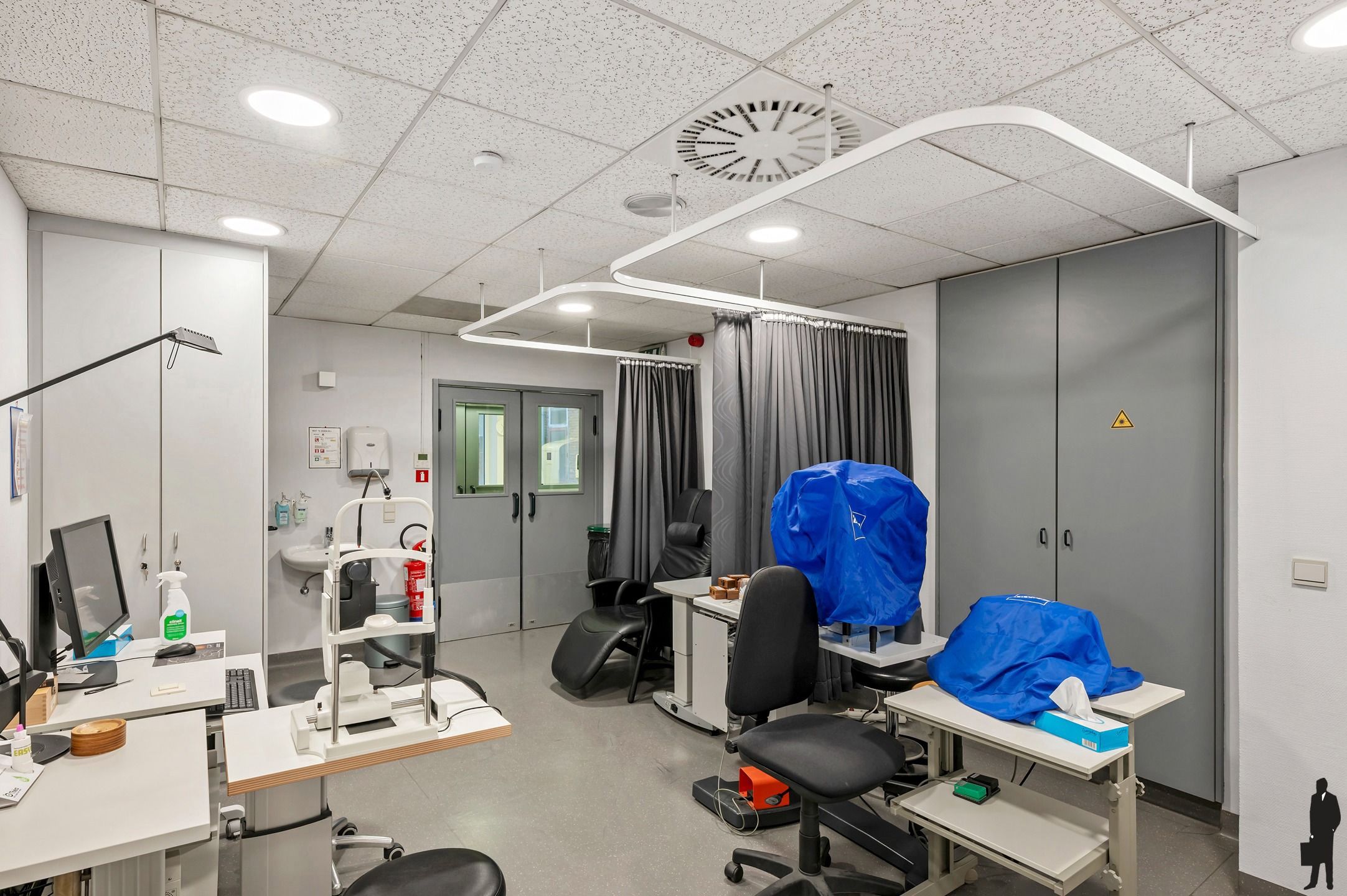 Goed onderhouden dokterspraktijk met 3 studio’s en 14 staanplaatsen foto 8