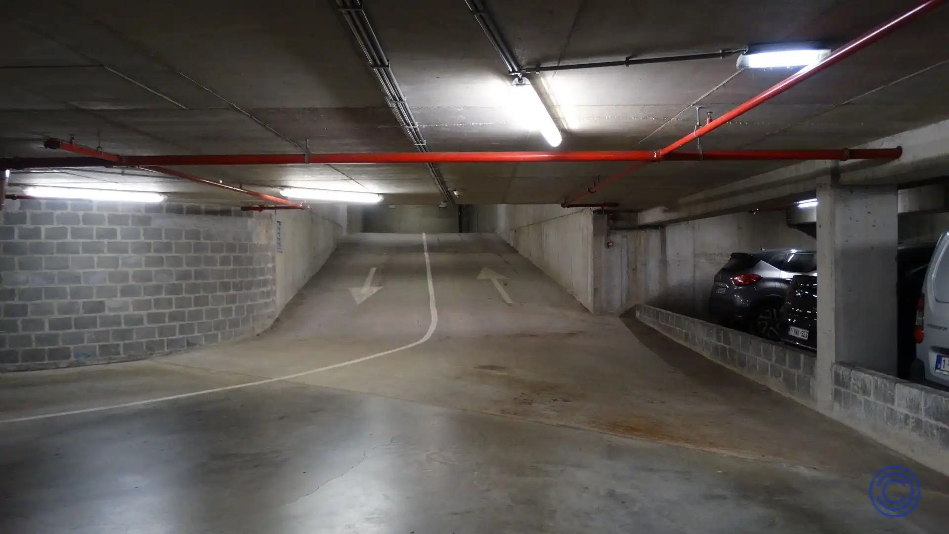 Parking: ruime en veilige binnenstaanplaats! foto 5