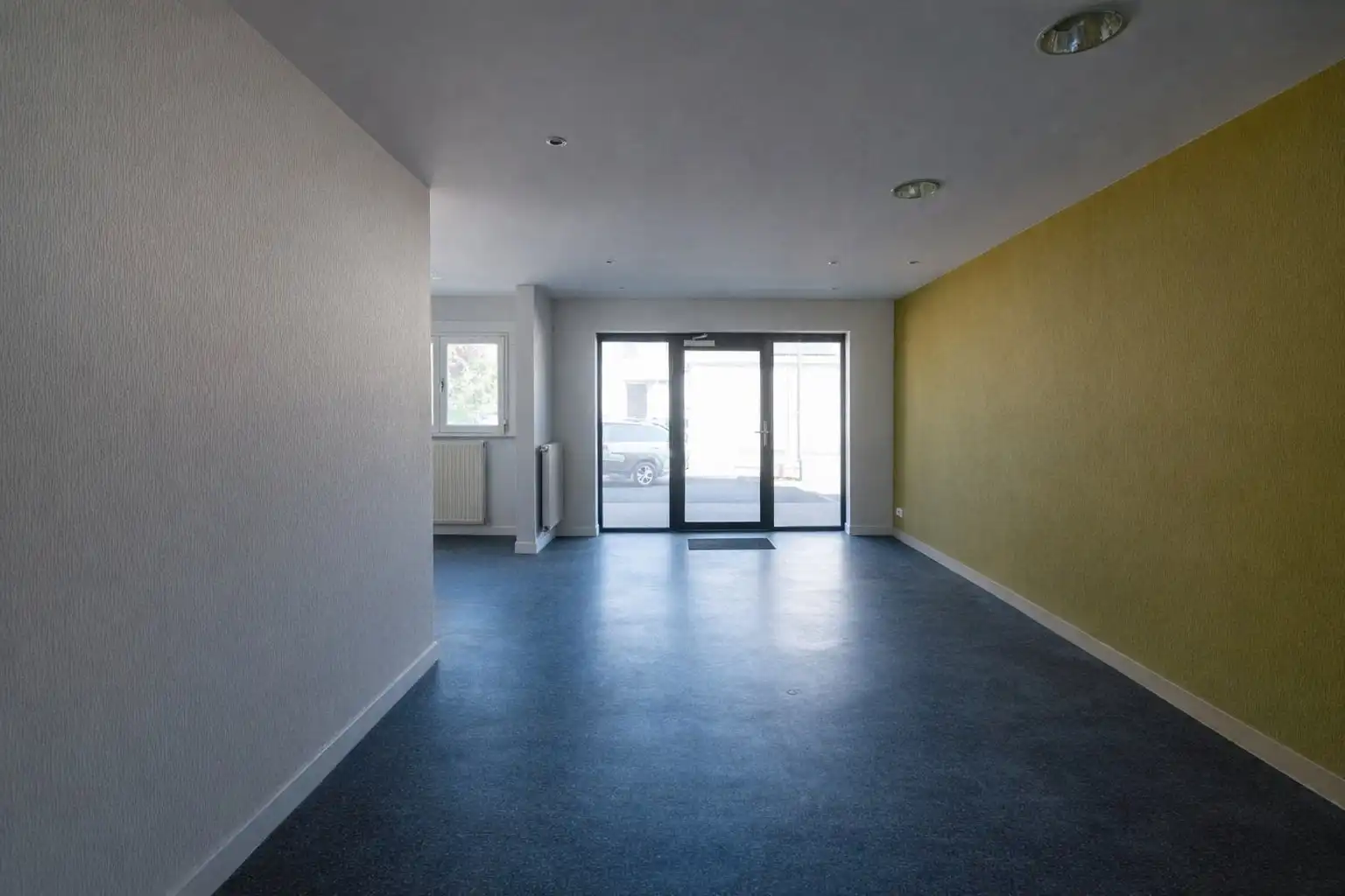 Commercieel Gelijkvloers met Sterke Visibiliteit te Kontich  foto 2