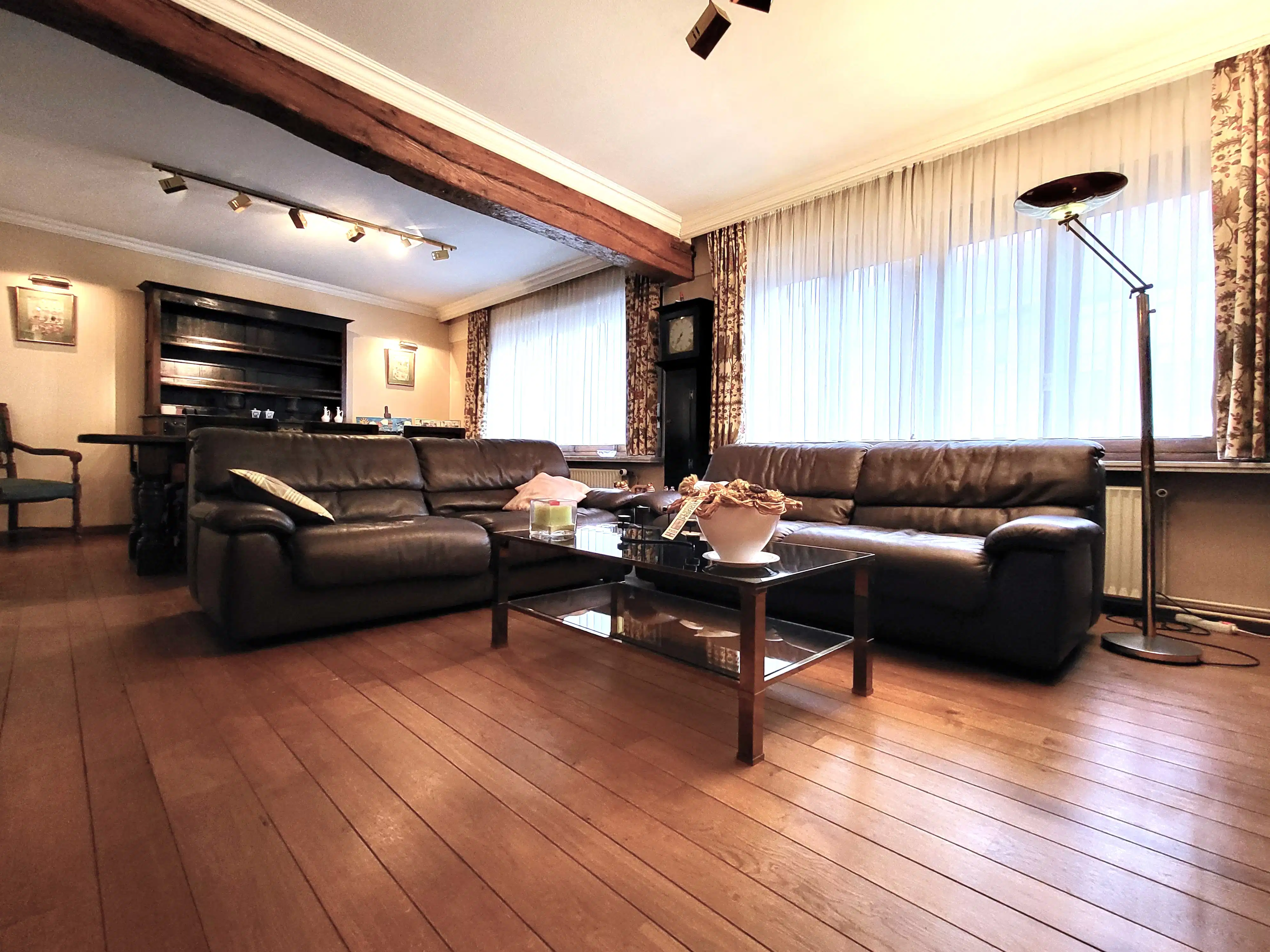 Dit veelzijdige pand met een grondoppervlakte van 240 m² combineert een ruime commerciële gelijkvloerse verdieping met een comfortabel appartement op de eerste verdieping. foto 3
