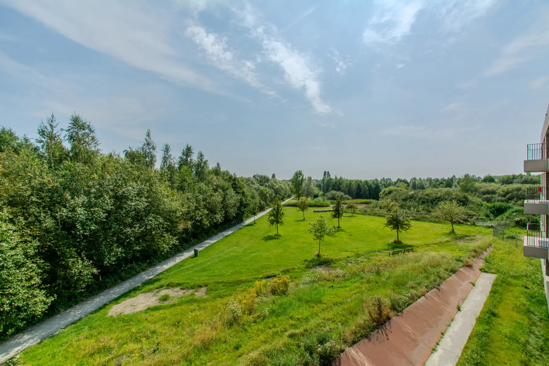 Rustig en comfortabel 2slpk appt. met zicht op park  foto 5