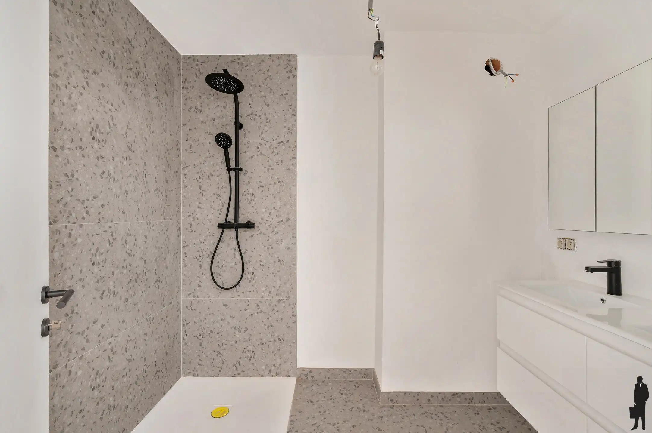 Handelsgelijkvloers met gerenoveerde triplex in het centrum! foto 22