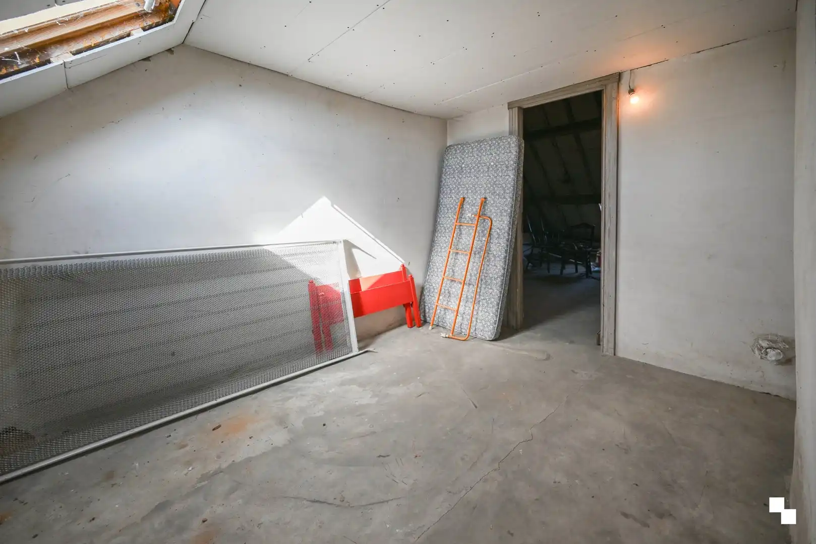 Te renoveren woning met dubbele garage in Oostrozebeke foto 21