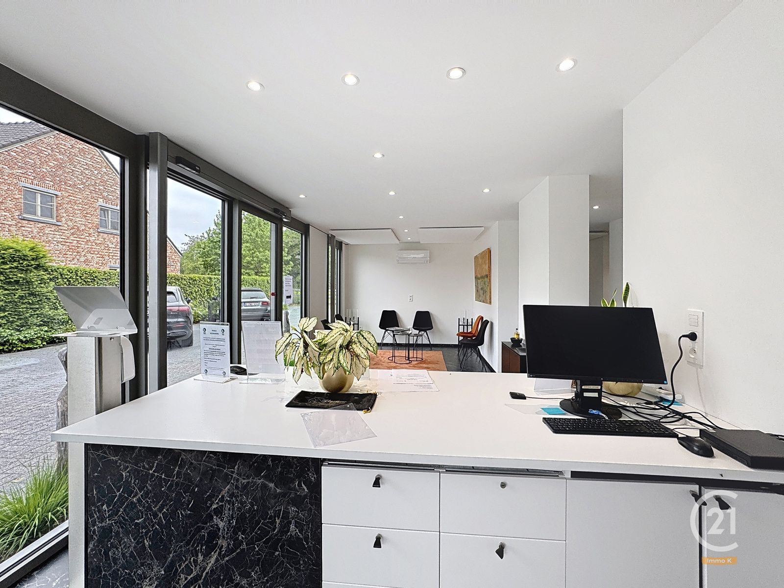 Volledig gerenoveerd handelshuis met woonst op toplocatie! foto 2