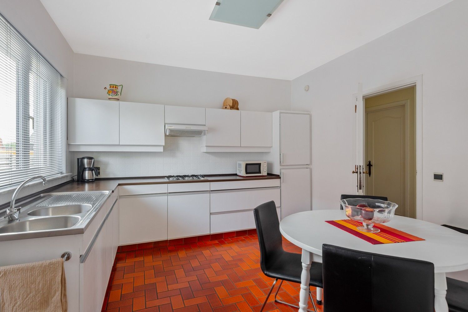 Ruime woning met prachtig onderhouden tuin met verzicht over de velden foto 11