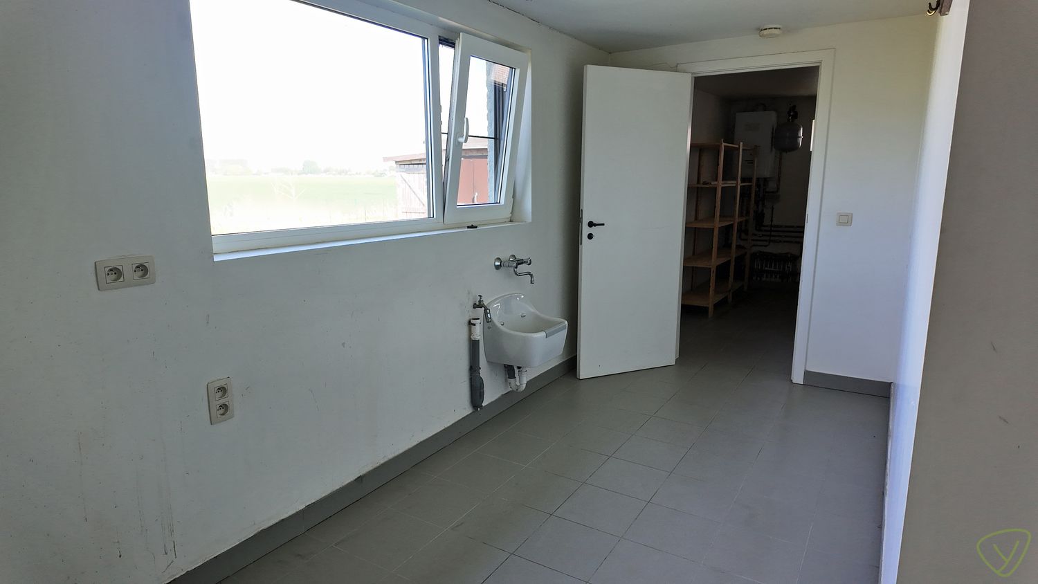 Gerenoveerde open bebouwing met 3 slaapkamers, zuidgerichte tuin en dubbele staanplaats! foto 6