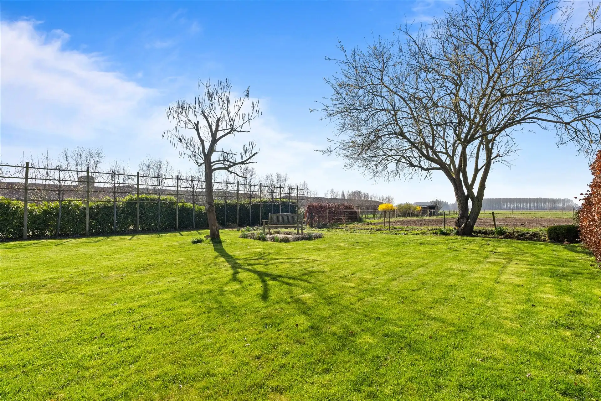 Modern halfopen bebouwing met uniek zicht in een landelijke omgeving. foto 4