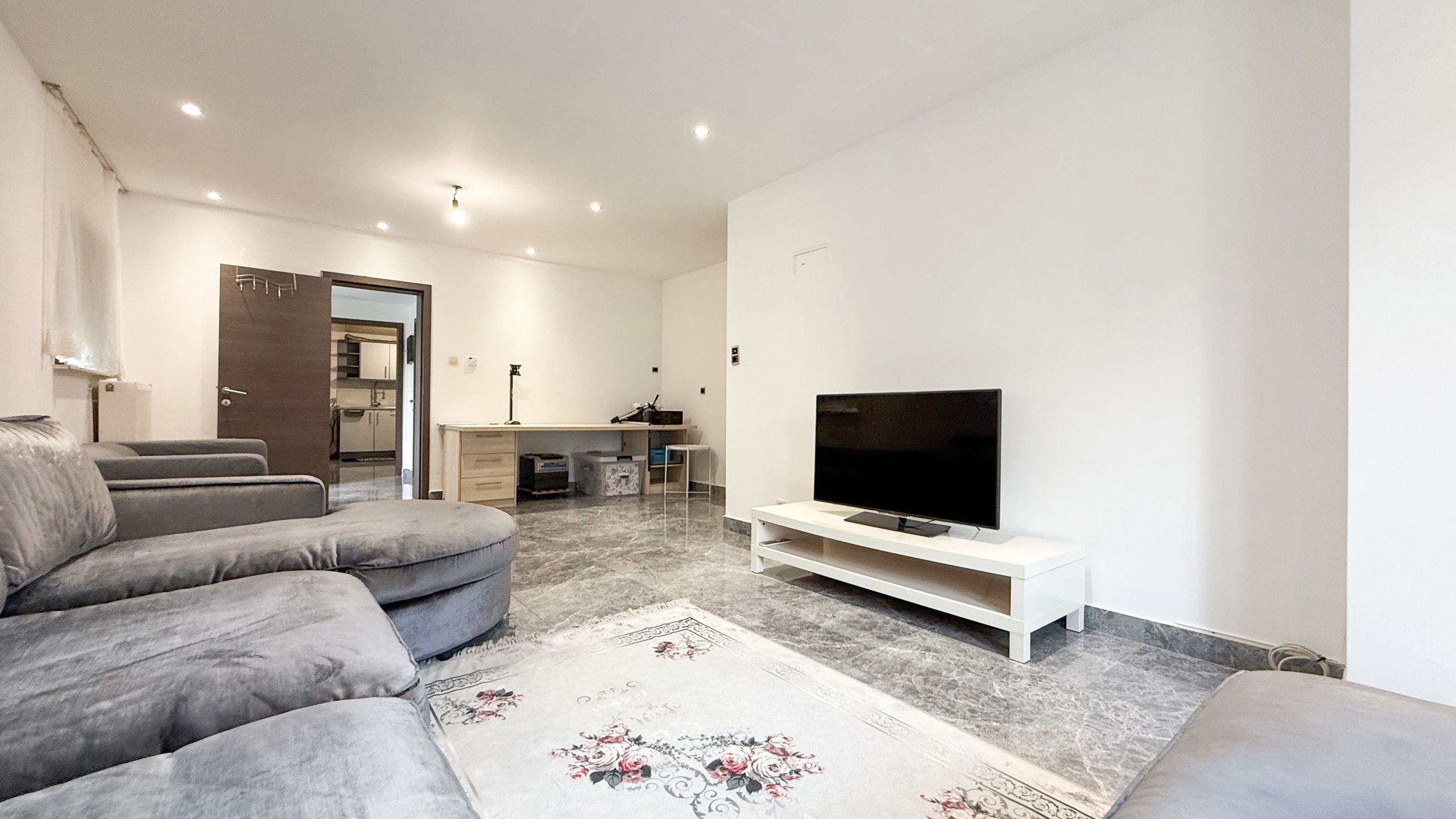 Instapklare vernieuwde woning van 170m² met 3slpks! foto 3