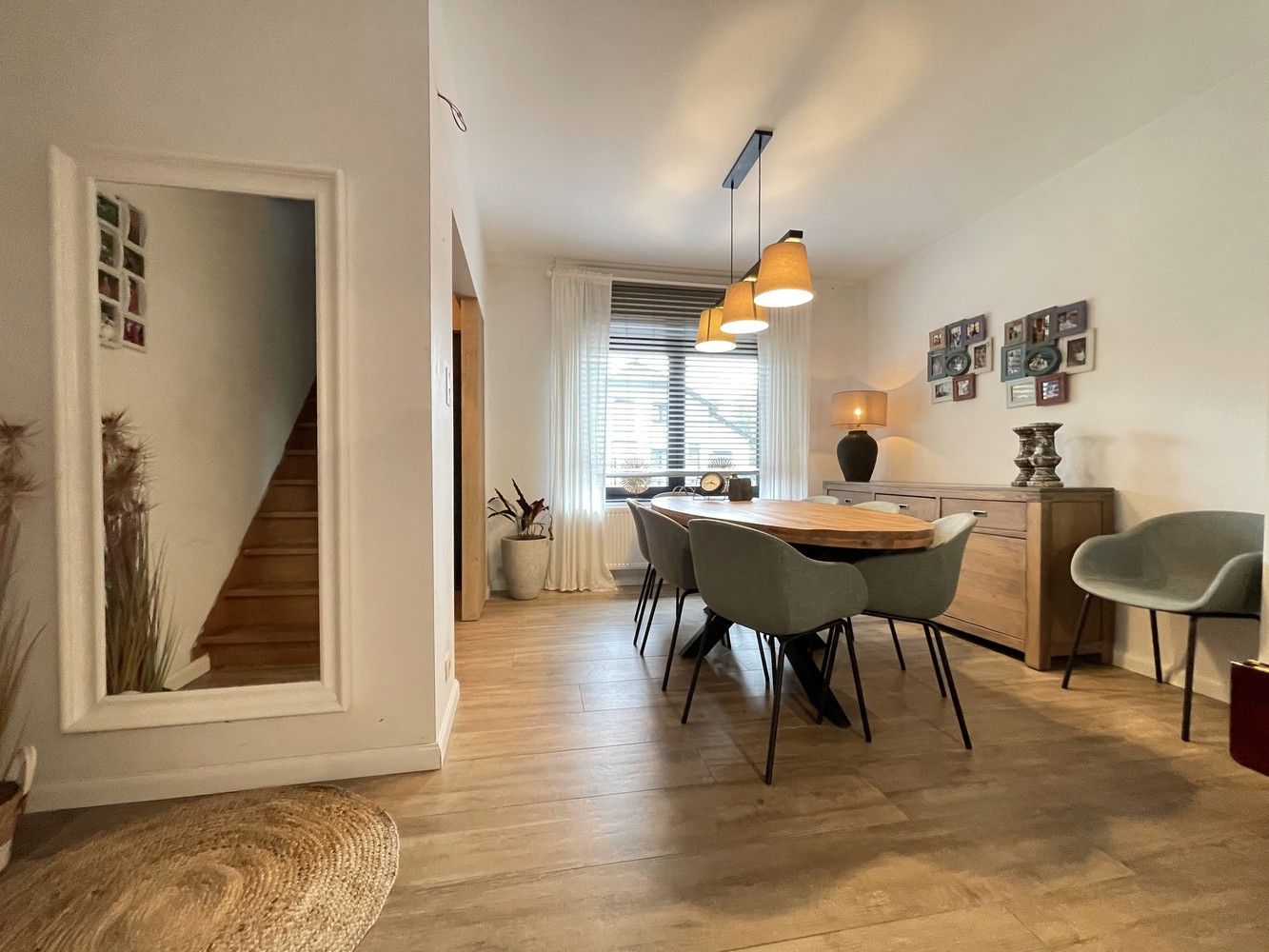 Verrassend ruime en volledig gerenoveerde woning met 3 slaapkamers en tuin foto 2