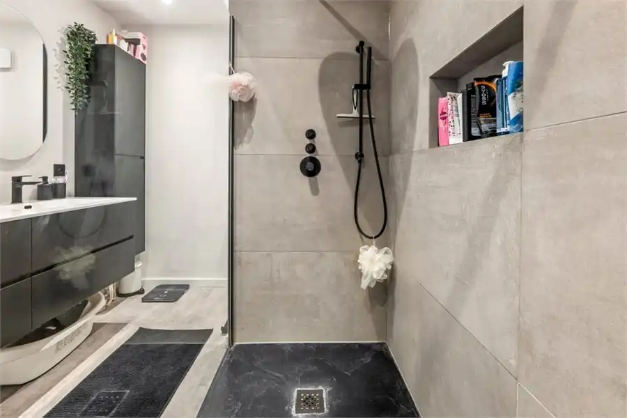 RUIME GERENOVEERDE WONING OP EEN ZEER GOEDE LOCATIE foto 22