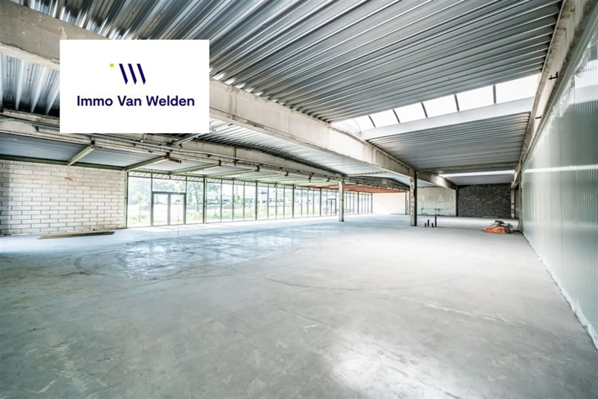 SHOWROOM / BEDRIJFSRUIMTE OP TOPLIGGING LANGS DE N60 foto 9