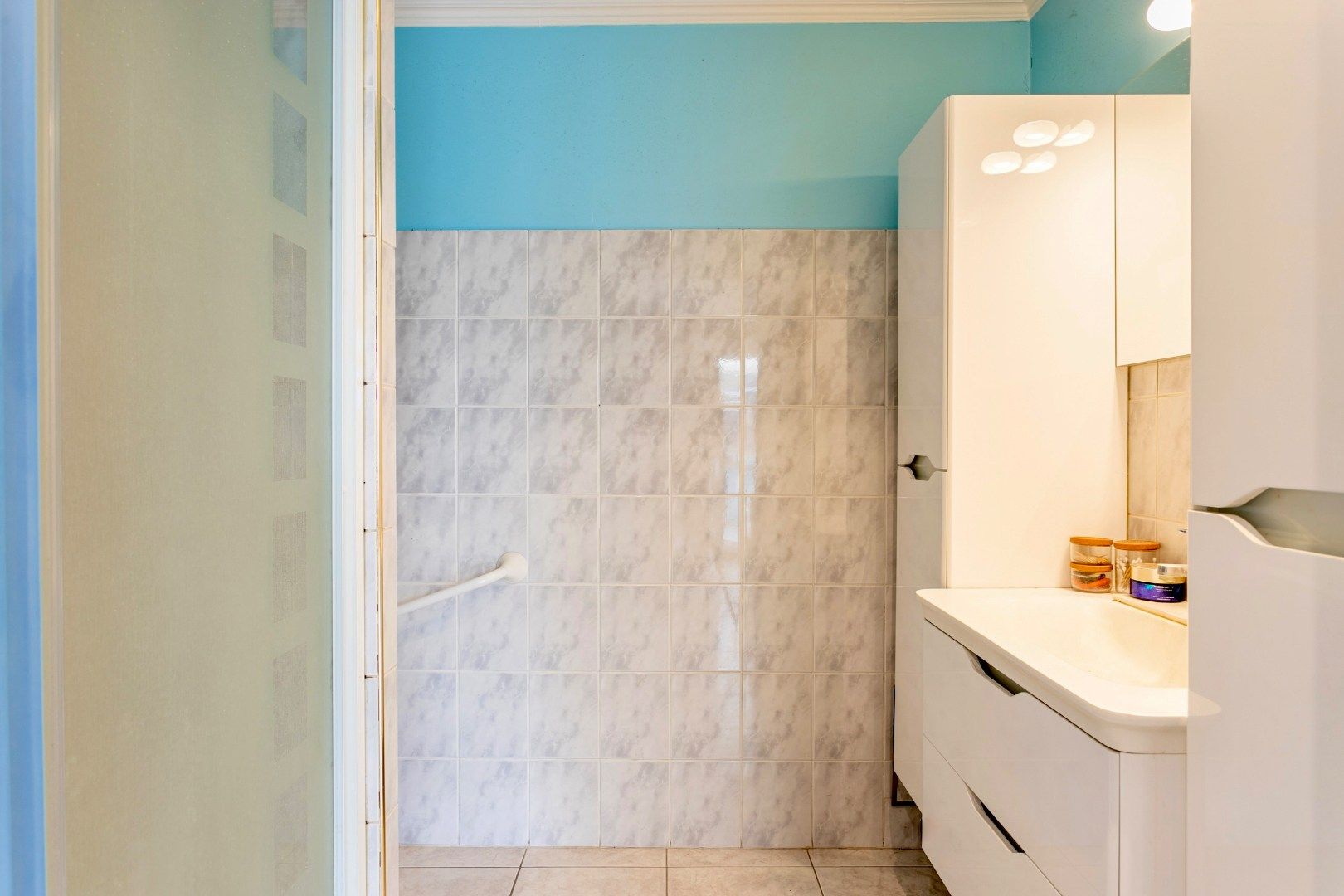 Ruime, te renoveren woning met 3 slpk en garage foto 15