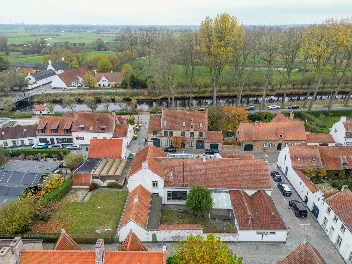 Voormalig schoolgebouw in centrum Damme foto {{pictureIndex}}