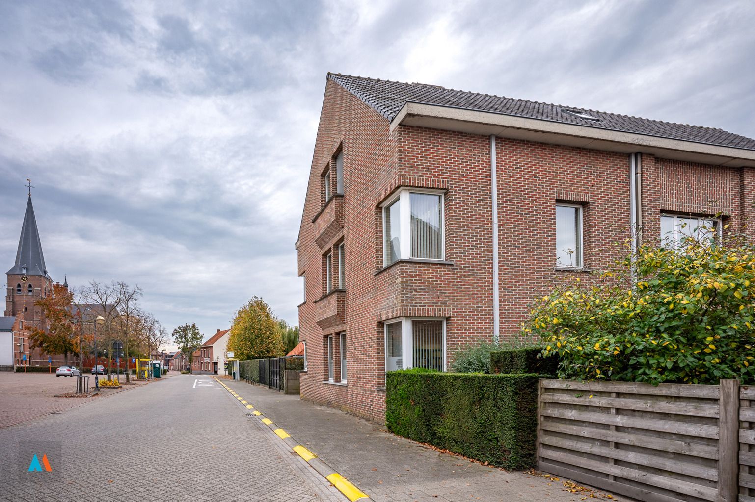 Kantoorgebouw met dakappartement foto {{pictureIndex}}