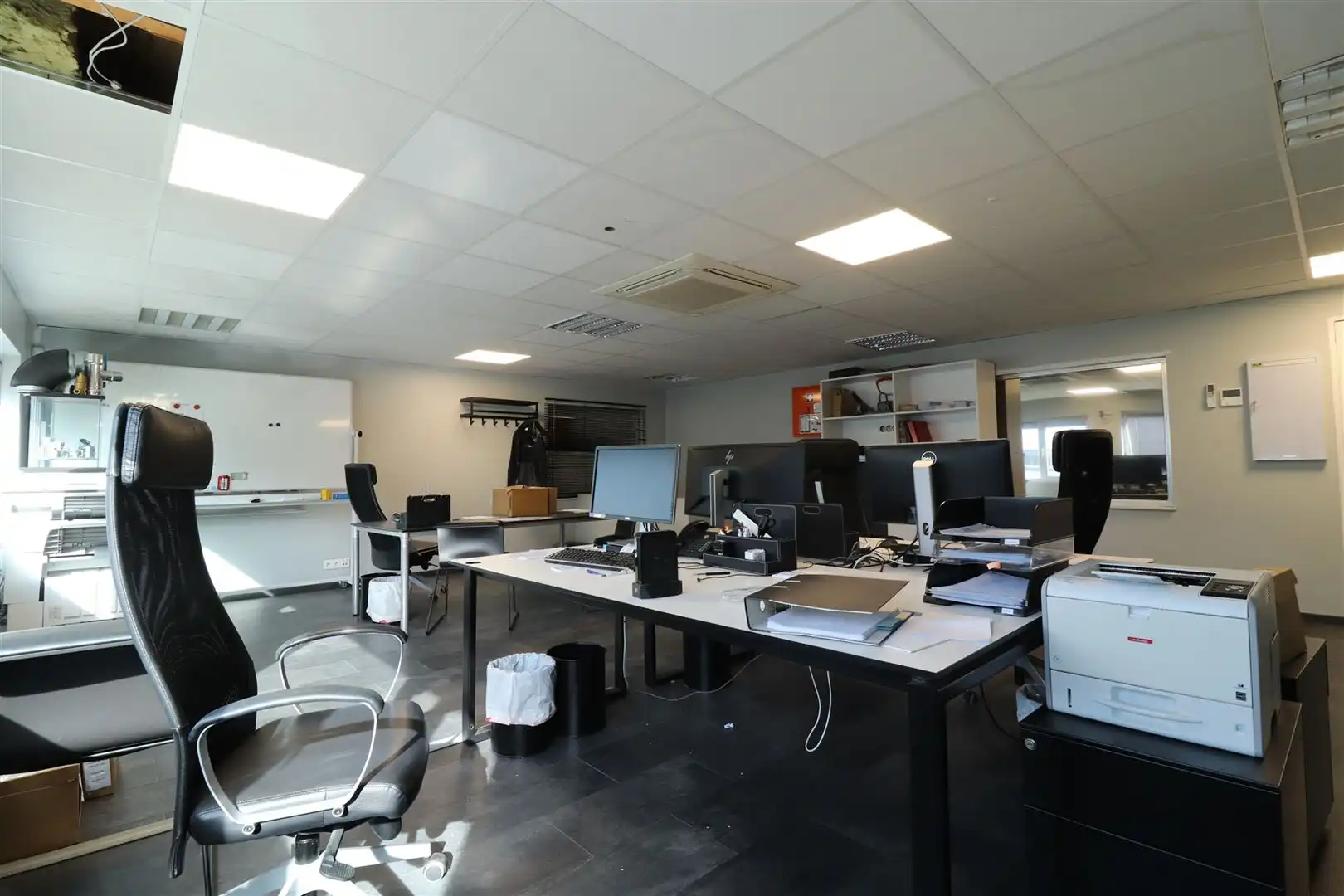 KMO-unit met kantoor en parking foto 7