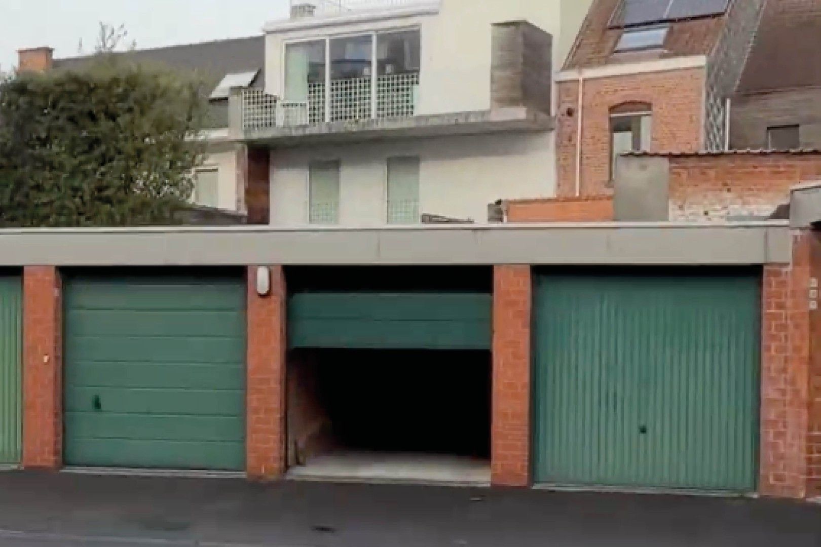 Garagebox met automatische poort op private parking. foto 4