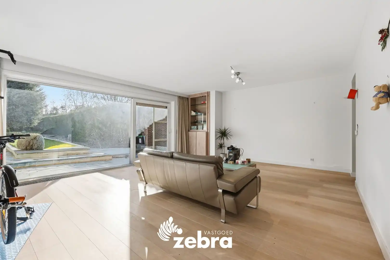 Halfopen bebouwing met praktijk- of kantoorruimte in centrum Tielt foto 4