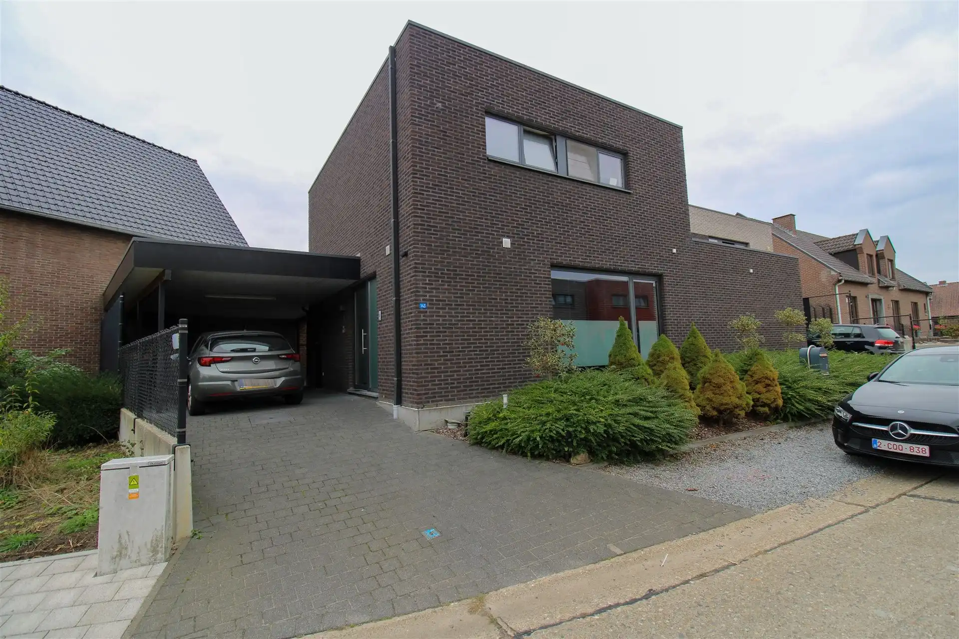 Instapklare gezinswoning met 3 slaapkamers, carport en onderhoudsvriendelijke tuin in het hart van Uikhoven! foto {{pictureIndex}}