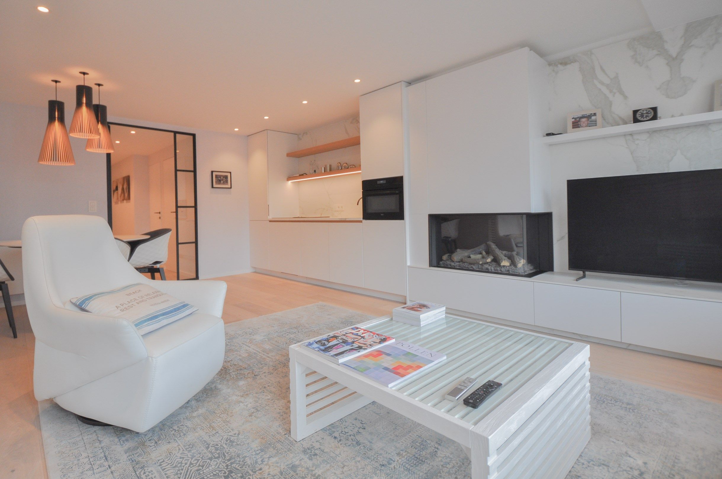 Hoofdfoto van de publicatie: Volledig gerenoveerd appartement gelegen in het commercieel centrum.