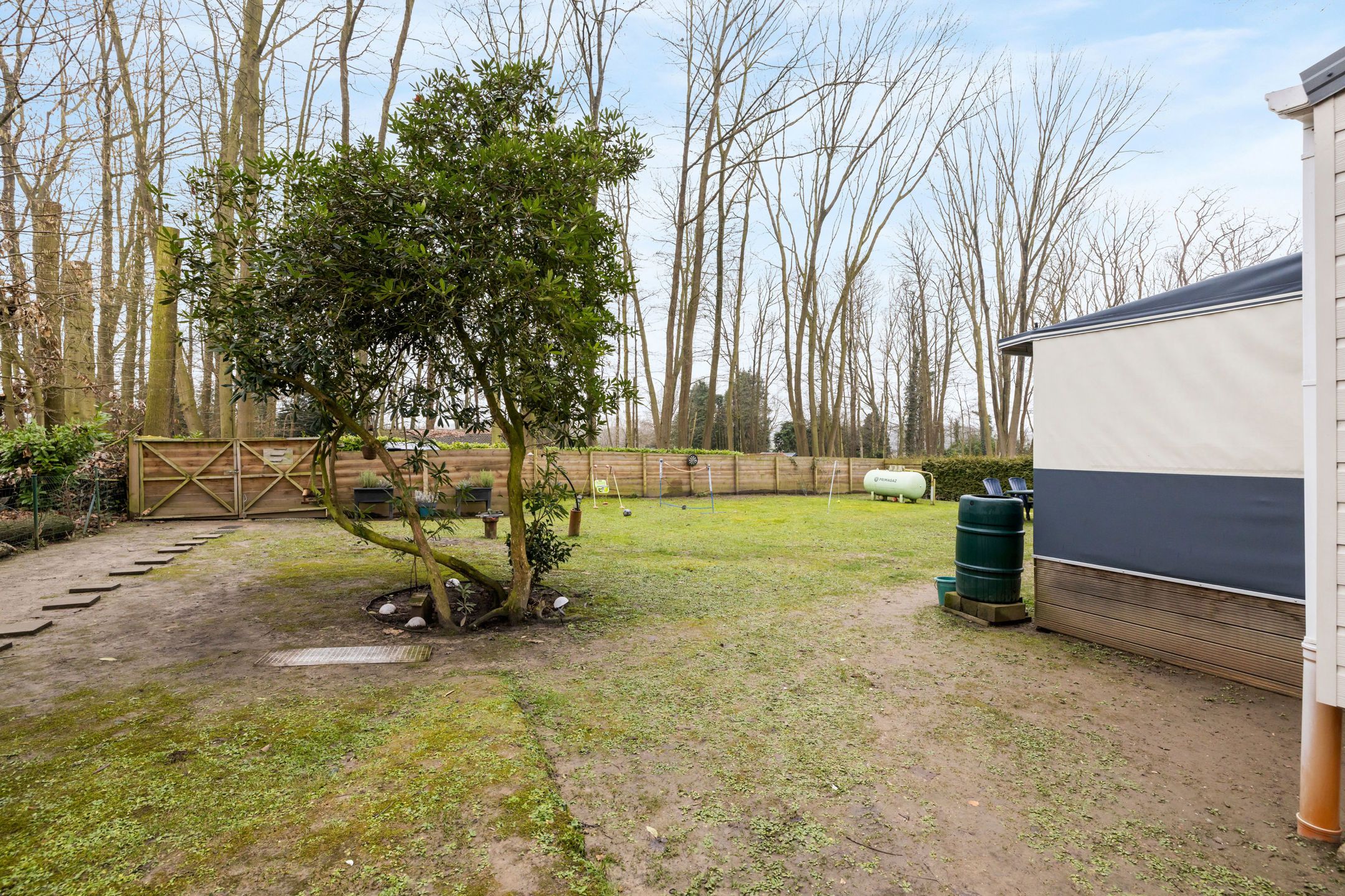 gezellige vaste caravan te midden van de natuur foto 22
