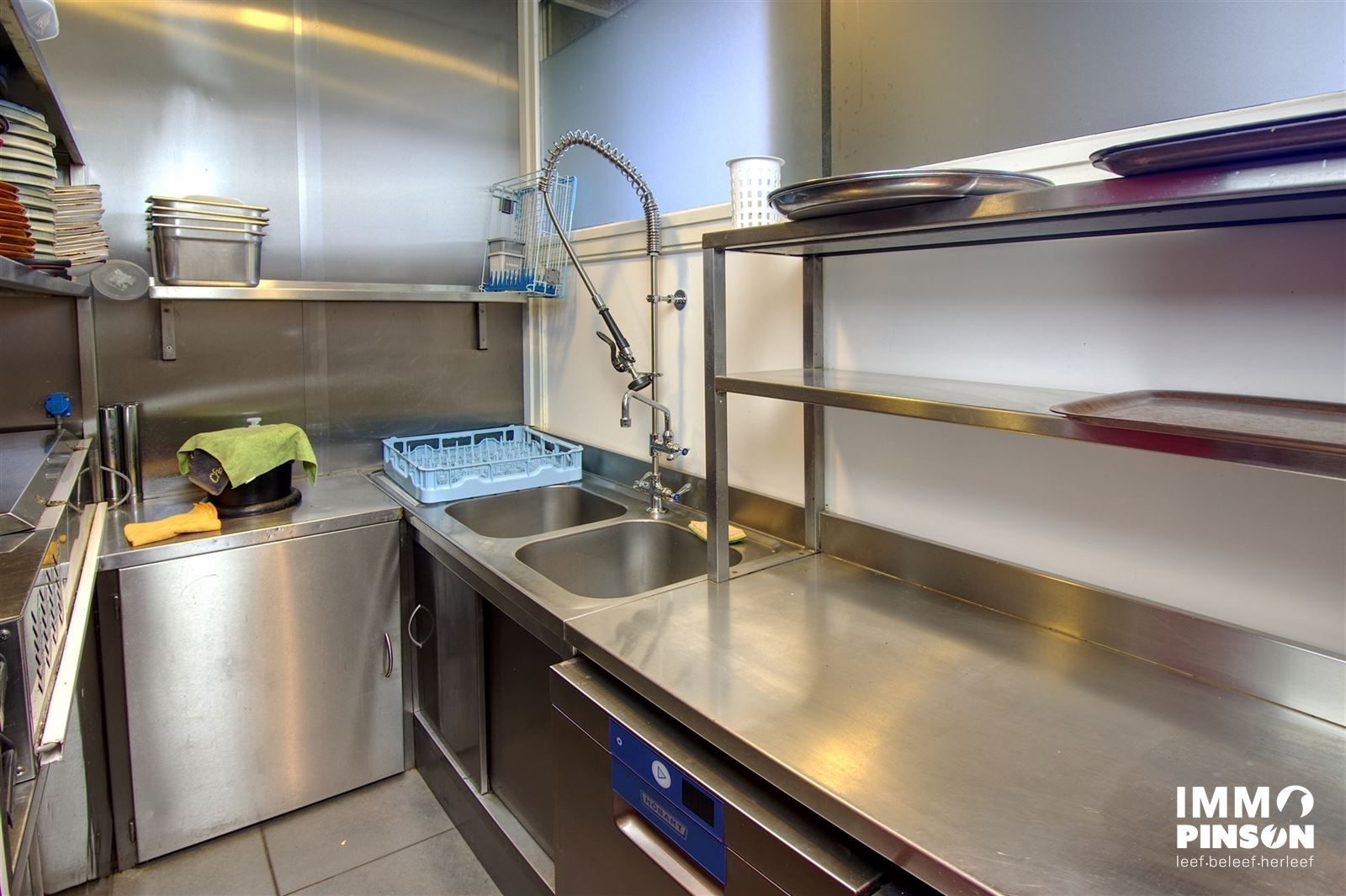 Goed uitgerust restaurant of handelspand foto 10