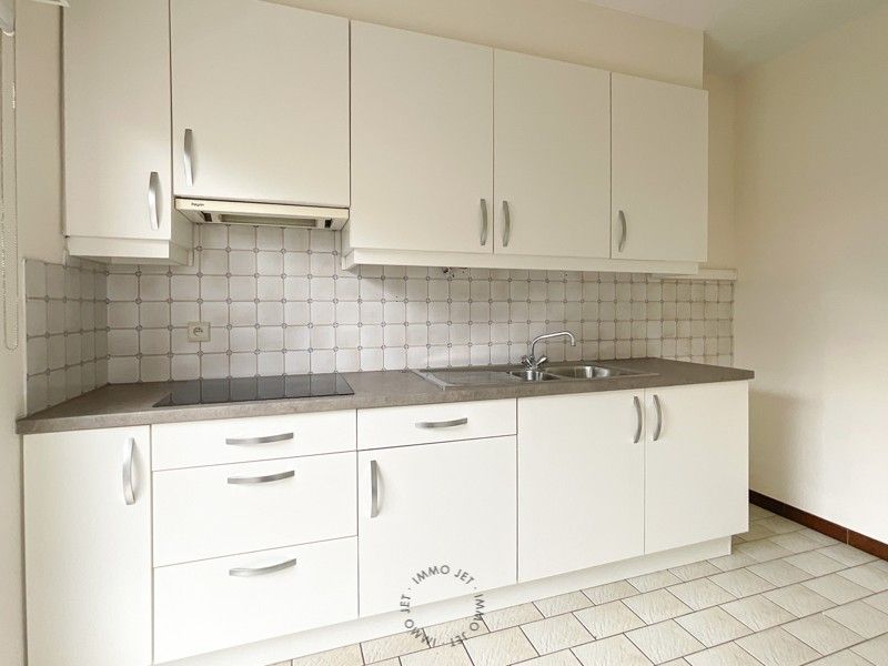 Instapklaar appartement met twee slaapkamers, terras en autostaanplaats in hartje Beveren foto 4