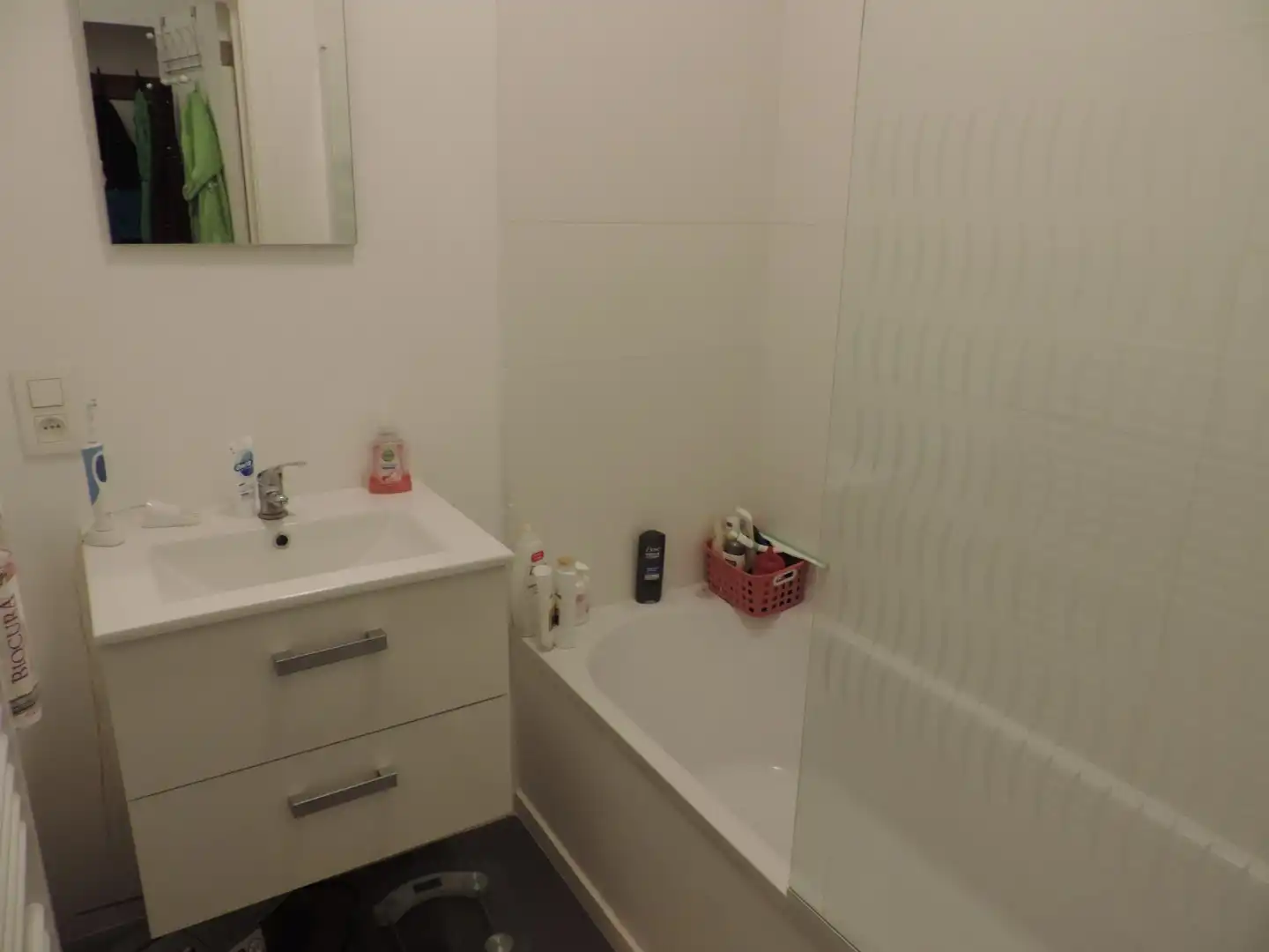 Instapklaar, gerenoveerd gelijkvloersappartement met 2 slaapkamers en garage foto 9