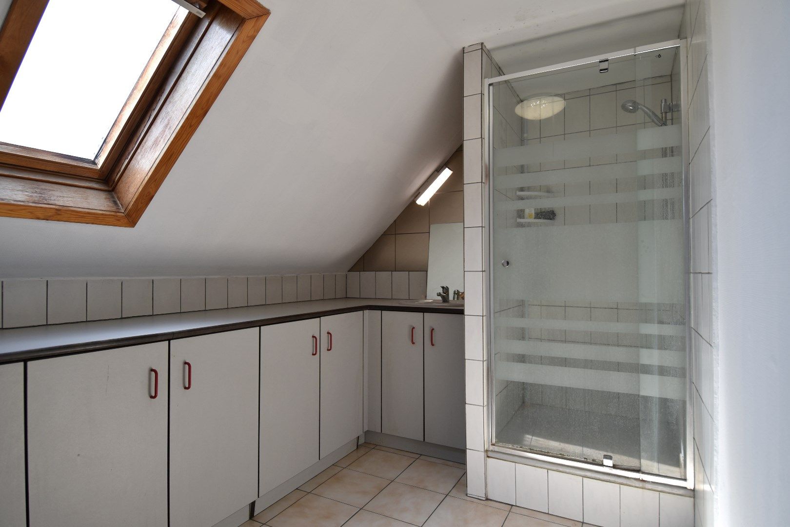 Instapklare gezinswoning met 4 slaapkamers, zonneterras en garage te koop in Bergelen te Gullegem foto 11