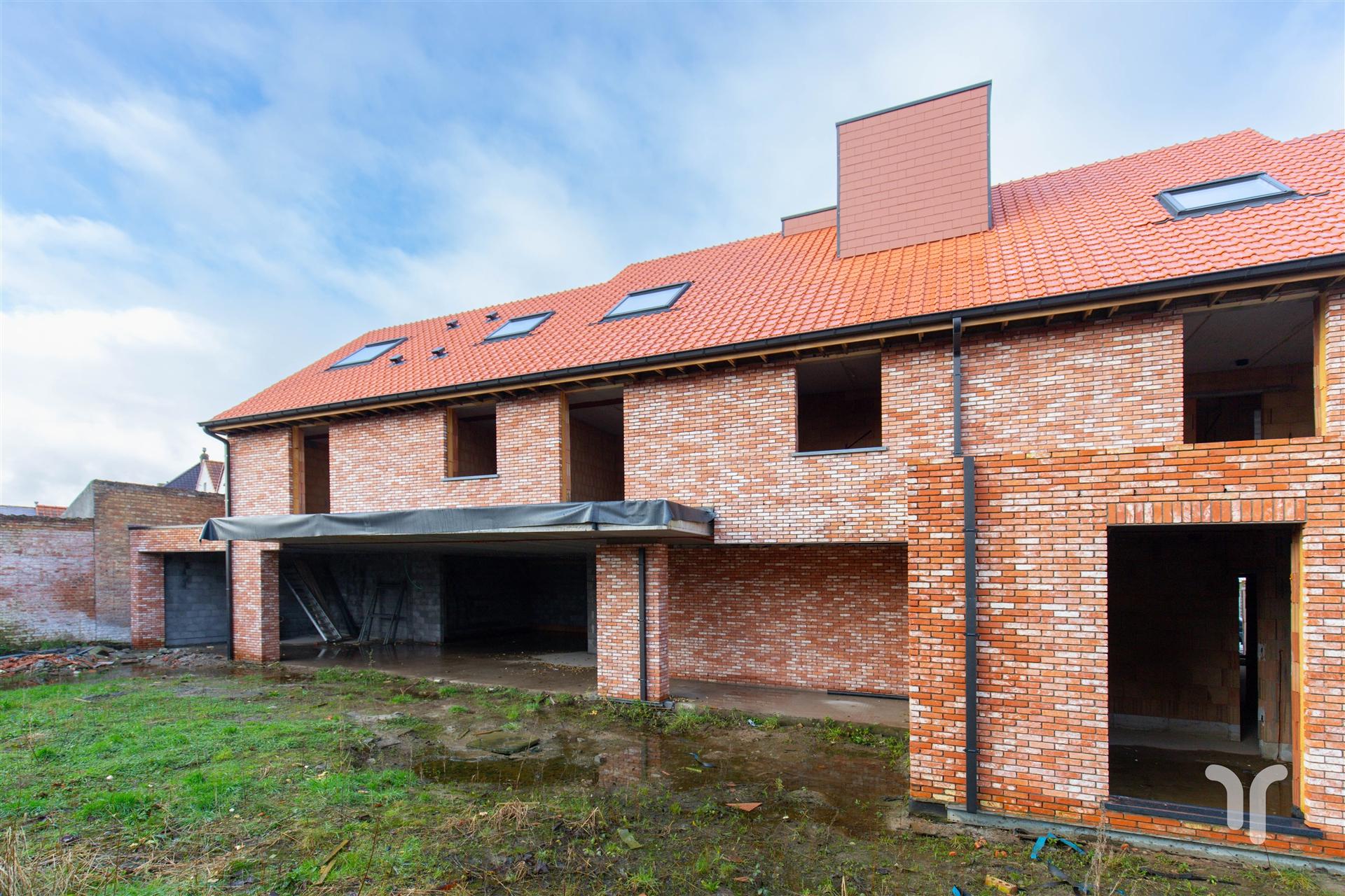 Op een uitzonderlijke locatie te Zedelgem, op wandelafstand van de bruisende dorpskern met winkels, openbaar vervoer en scholen, vinden we het kleinschalig nieuwbouwproject ‘De Gouden Vleugel’ terug. foto 5