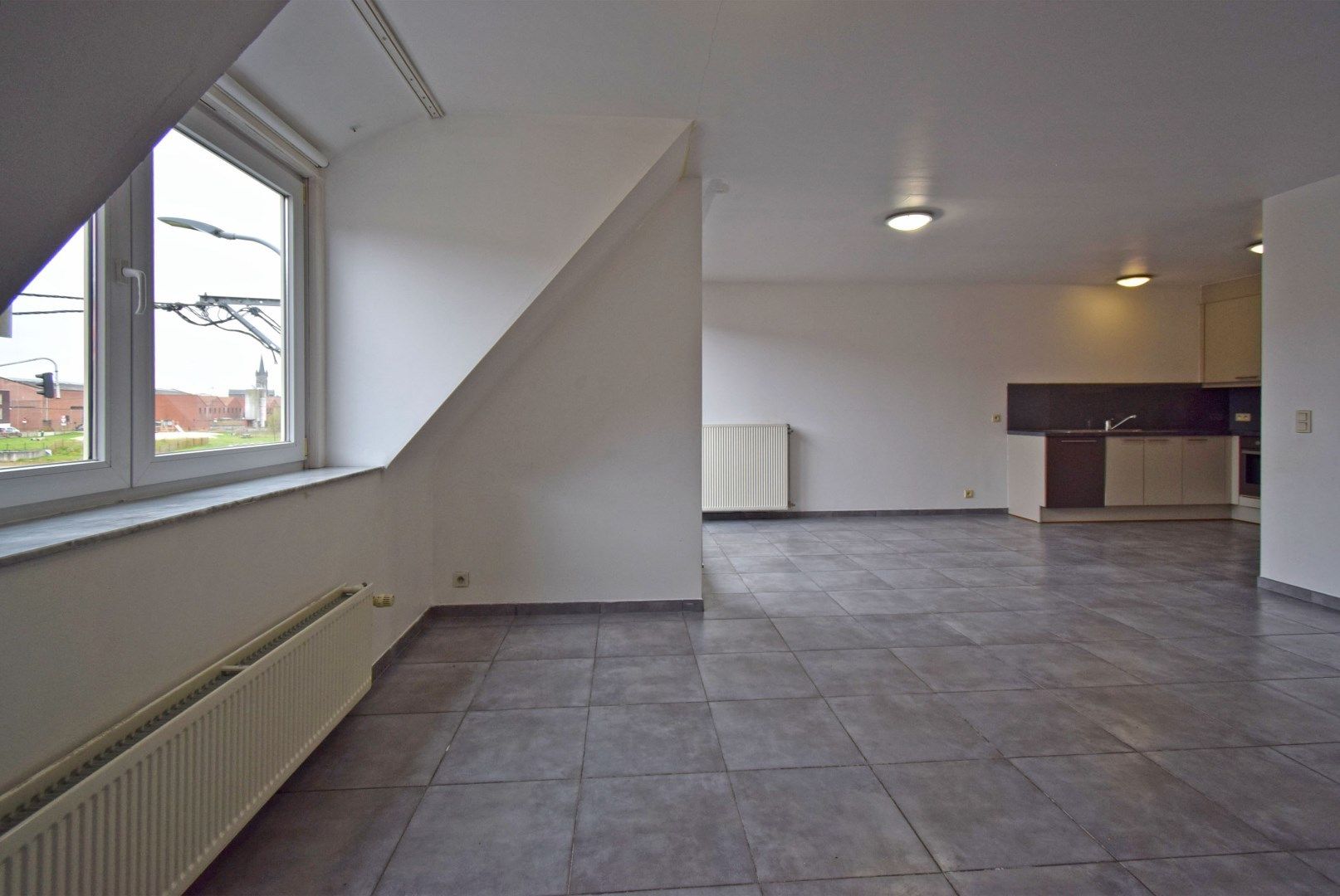 RUIM APPARTEMENT MET TWEE SLAAPKAMERS EN GARAGE foto 4