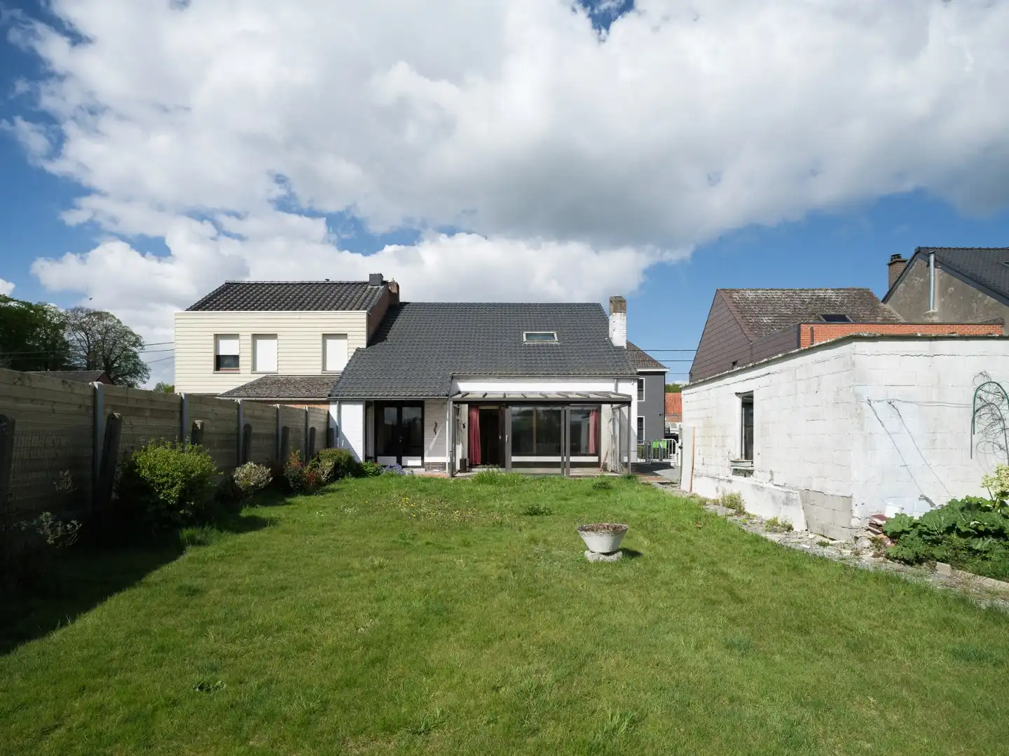 Rustig gelegen, halfopen woning met renovatiepotentieel foto {{pictureIndex}}