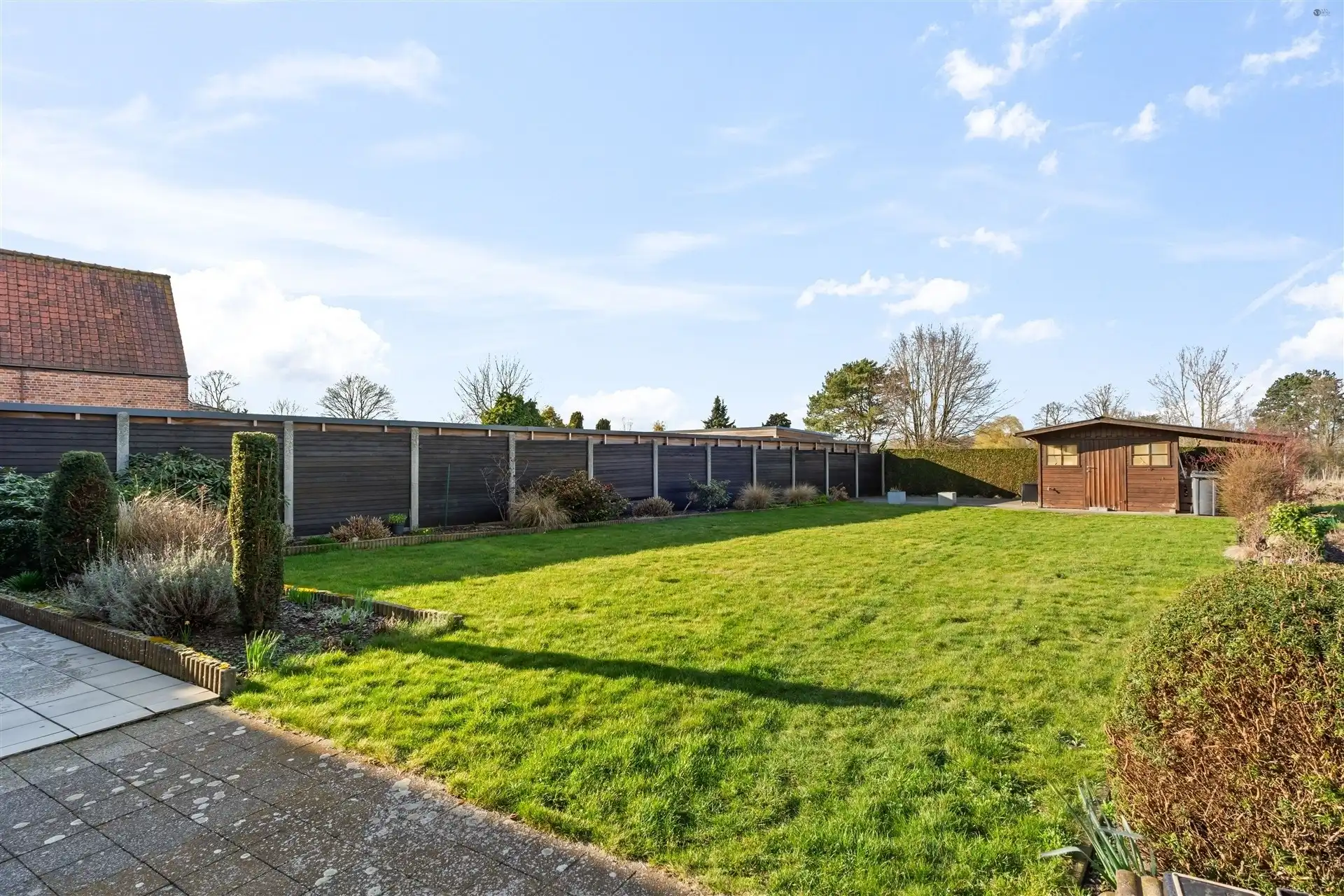 Goed onderhouden HOB met 3 slaapkamers op een ruim perceel foto 2